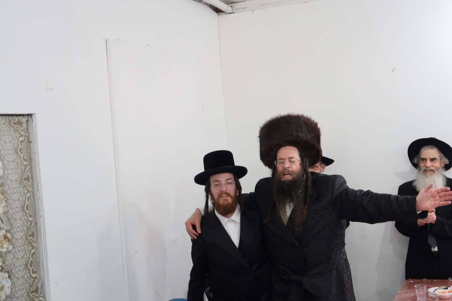 מעמד הלחיים לרגל אירוסי בת האדמו"ר מקראלי • גלריה