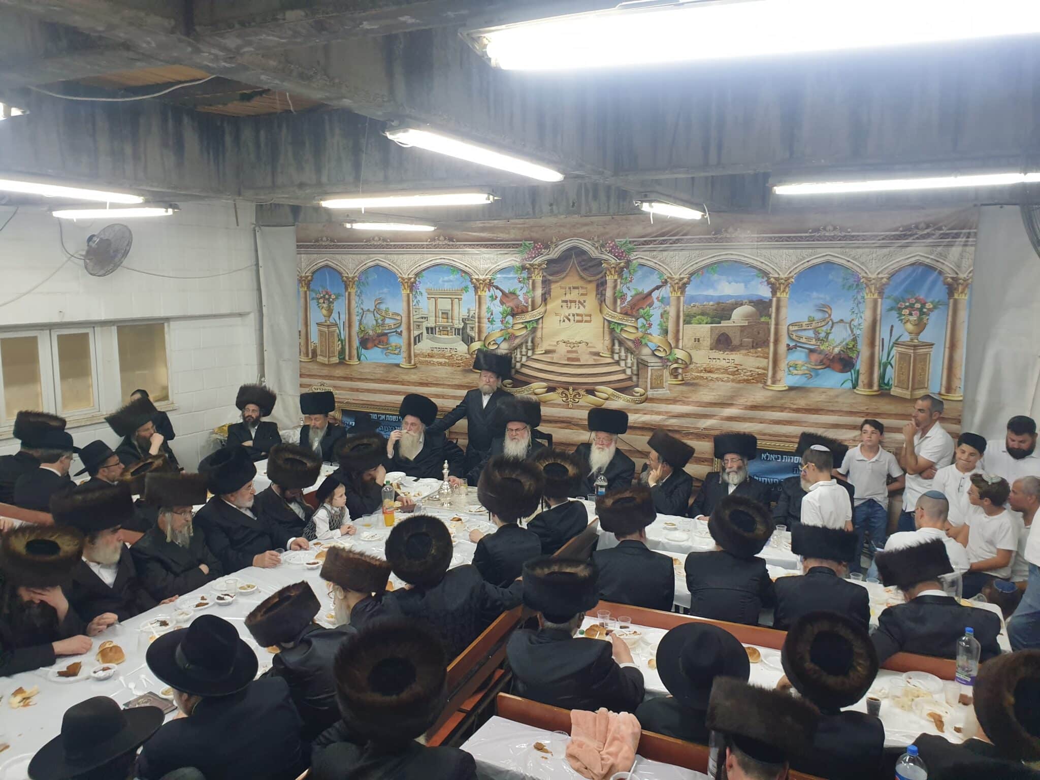 הרבי מביאלא ערך טיש שמחת בית בית השואבה • צפו: