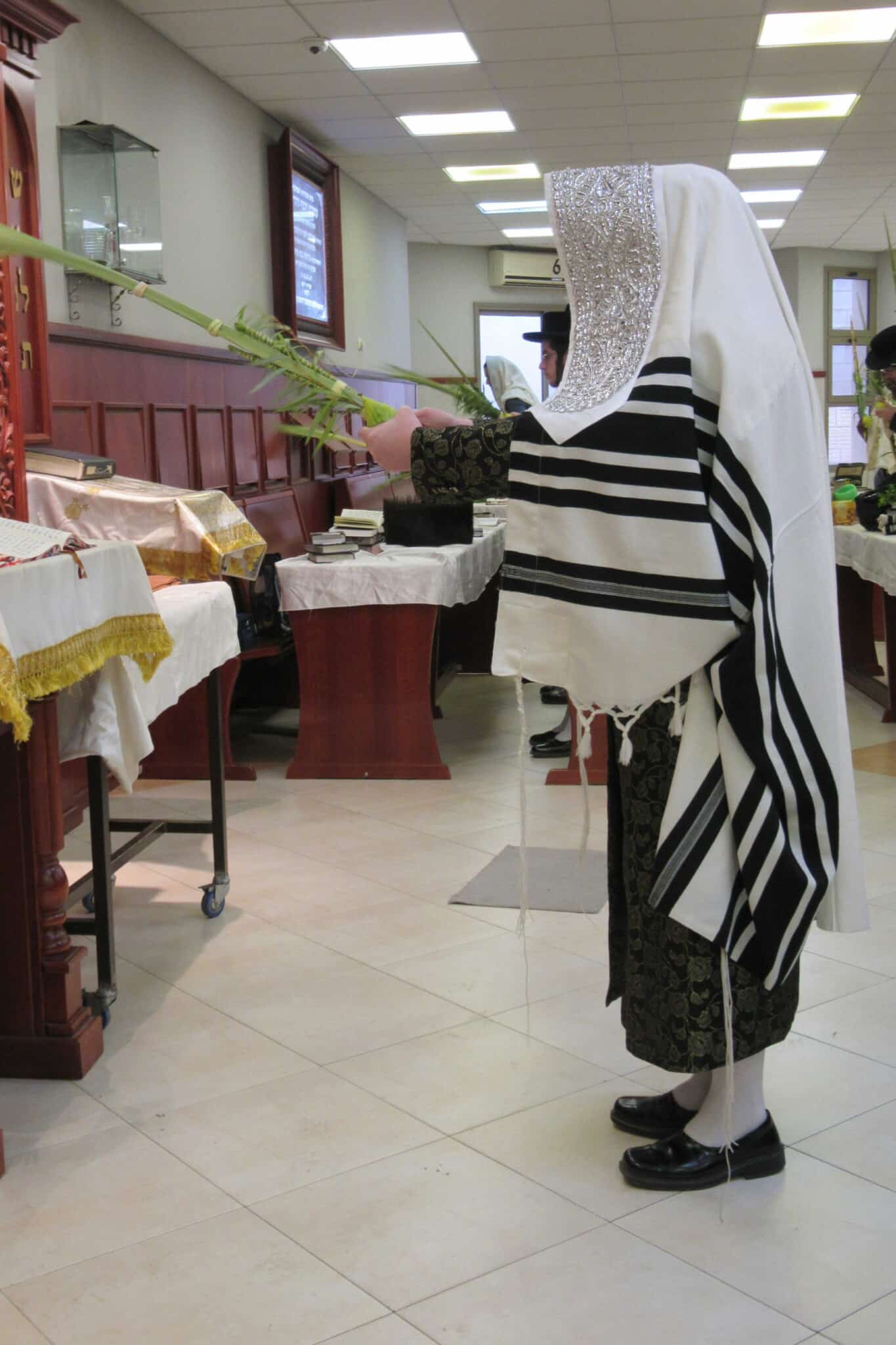 הושענא רבא ונענועים בימי חוה"מ בחצה"ק קרעטשניף