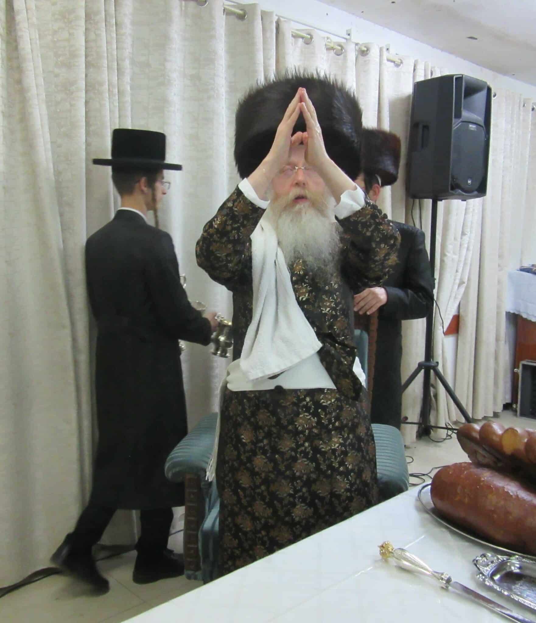 וְיוֹם טוֹב הָיָה עוֹשֶׂה בְּצֵאתוֹ בְּשָׁלוֹם מִן הַקֹּדֶשׁ • מוצאי יום הקדוש בחצה"ק קרעטשניף