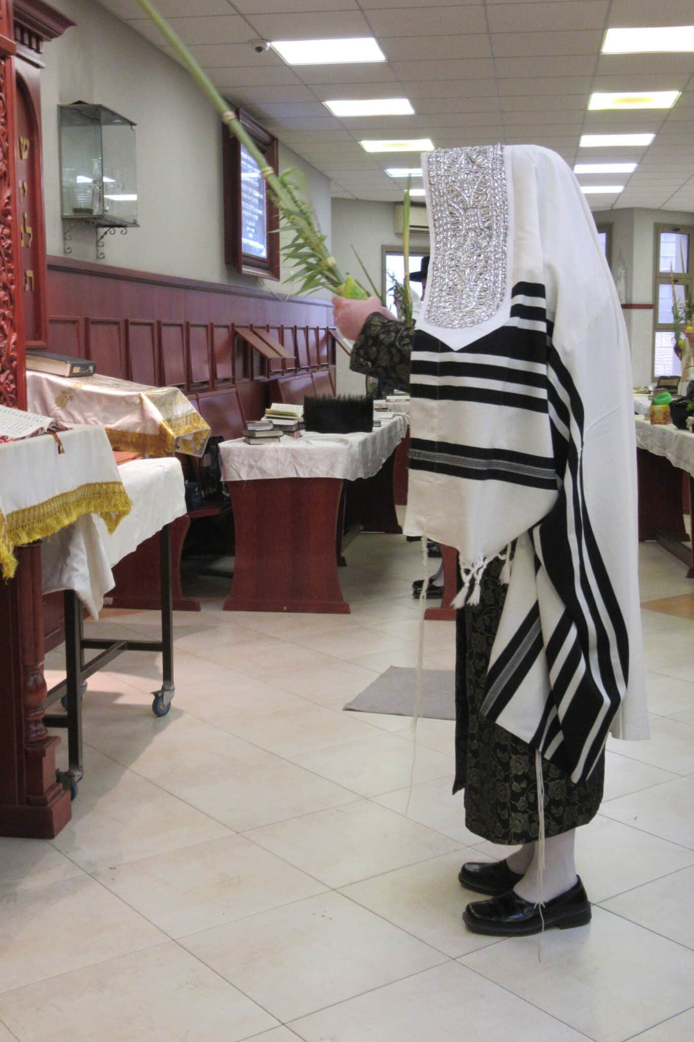 הושענא רבא ונענועים בימי חוה"מ בחצה"ק קרעטשניף