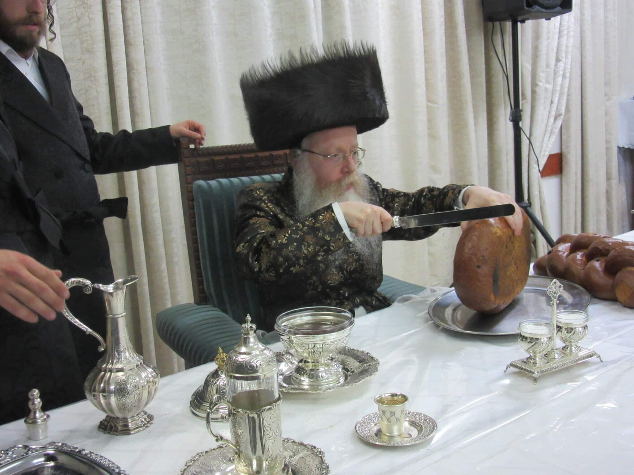 וְיוֹם טוֹב הָיָה עוֹשֶׂה בְּצֵאתוֹ בְּשָׁלוֹם מִן הַקֹּדֶשׁ • מוצאי יום הקדוש בחצה"ק קרעטשניף