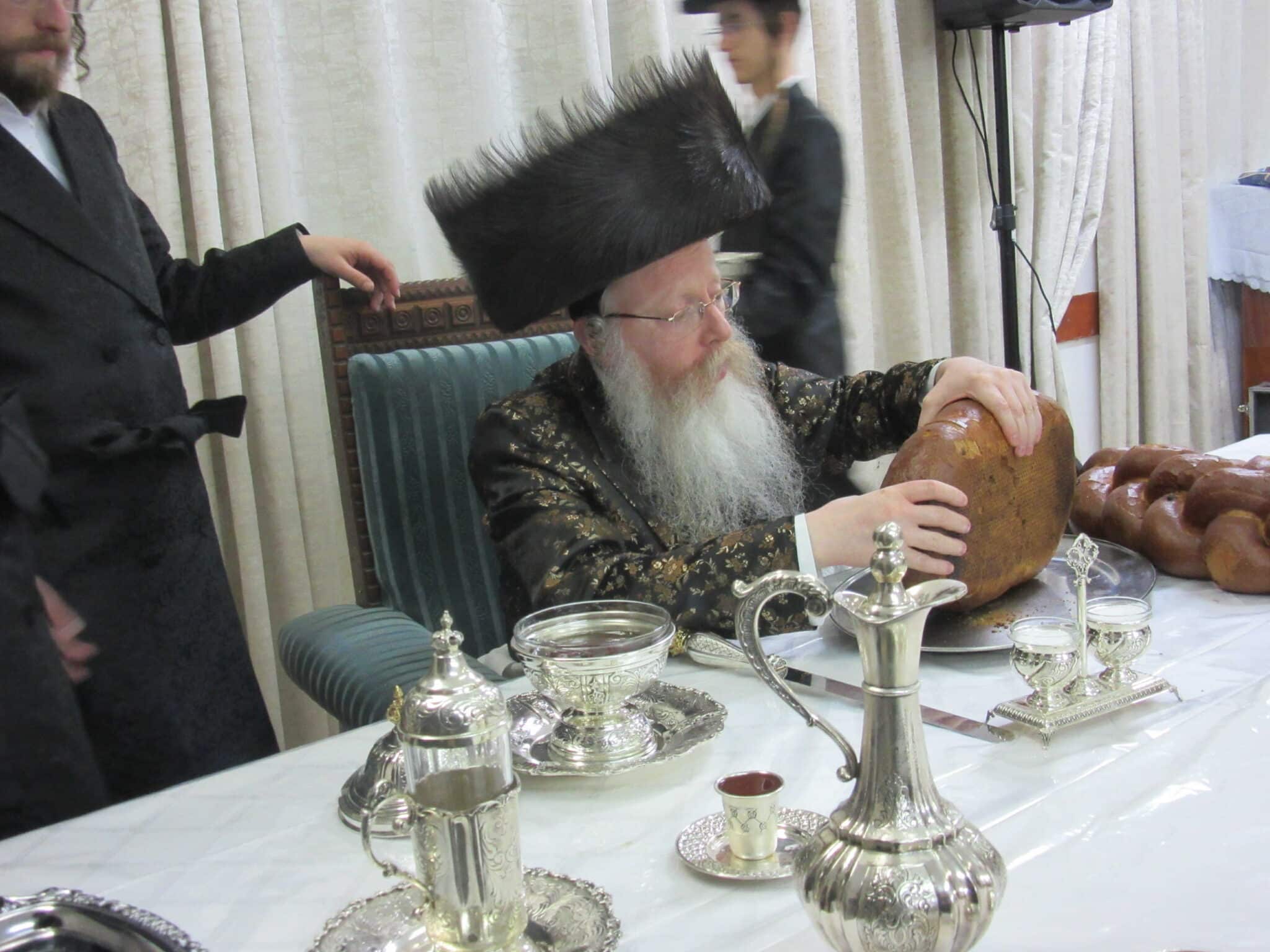 וְיוֹם טוֹב הָיָה עוֹשֶׂה בְּצֵאתוֹ בְּשָׁלוֹם מִן הַקֹּדֶשׁ • מוצאי יום הקדוש בחצה"ק קרעטשניף