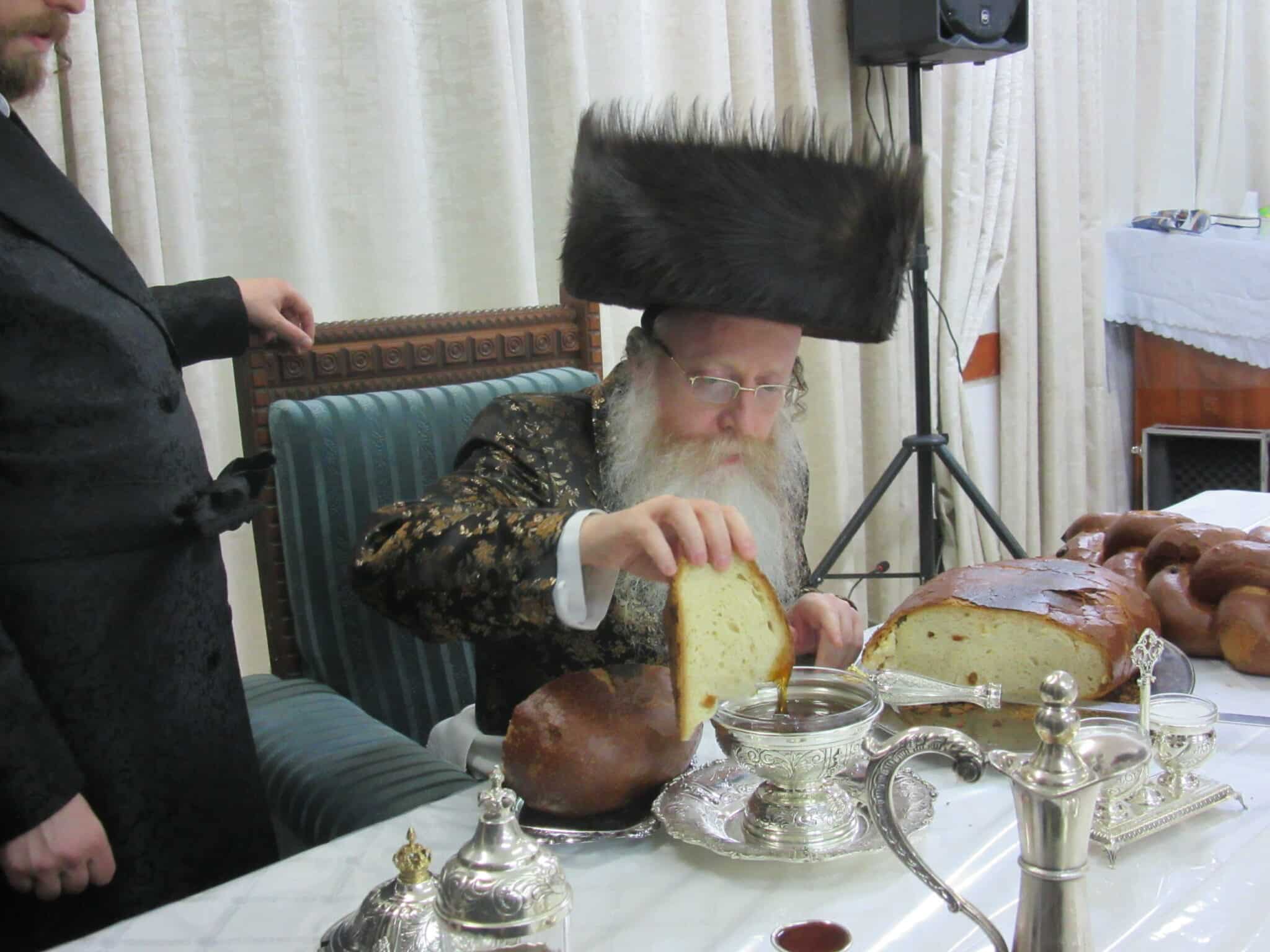 וְיוֹם טוֹב הָיָה עוֹשֶׂה בְּצֵאתוֹ בְּשָׁלוֹם מִן הַקֹּדֶשׁ • מוצאי יום הקדוש בחצה"ק קרעטשניף