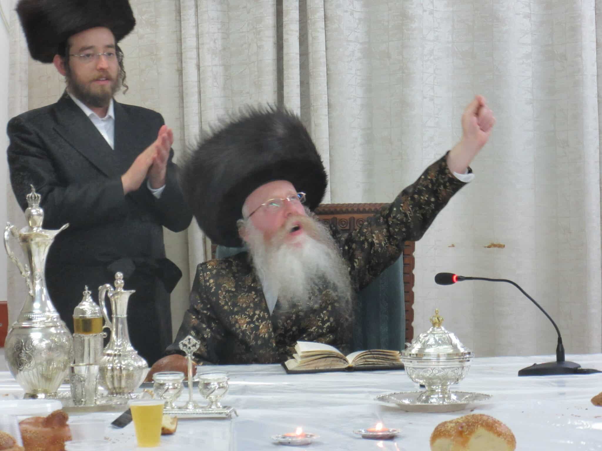 וְיוֹם טוֹב הָיָה עוֹשֶׂה בְּצֵאתוֹ בְּשָׁלוֹם מִן הַקֹּדֶשׁ • מוצאי יום הקדוש בחצה"ק קרעטשניף