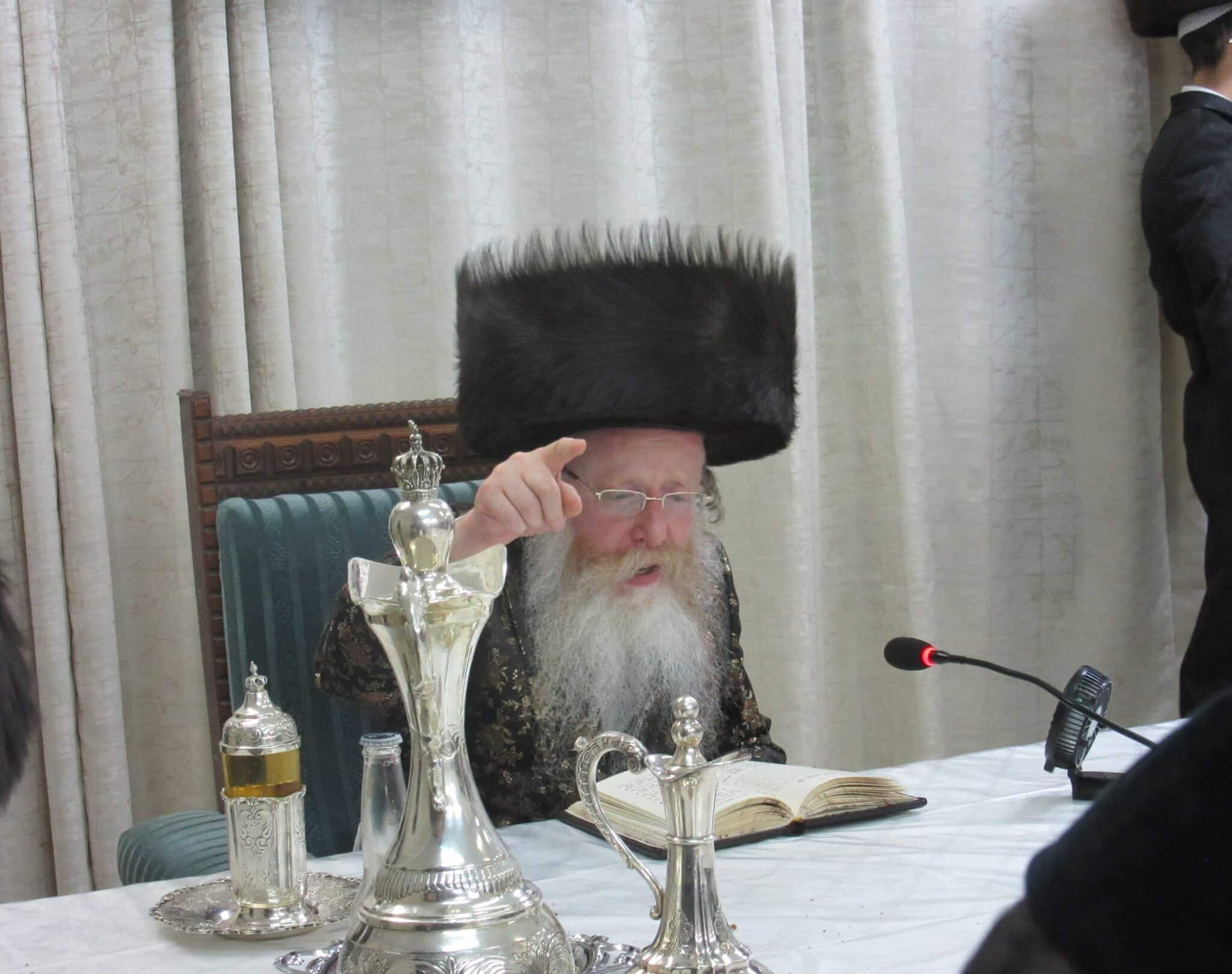 וְיוֹם טוֹב הָיָה עוֹשֶׂה בְּצֵאתוֹ בְּשָׁלוֹם מִן הַקֹּדֶשׁ • מוצאי יום הקדוש בחצה"ק קרעטשניף