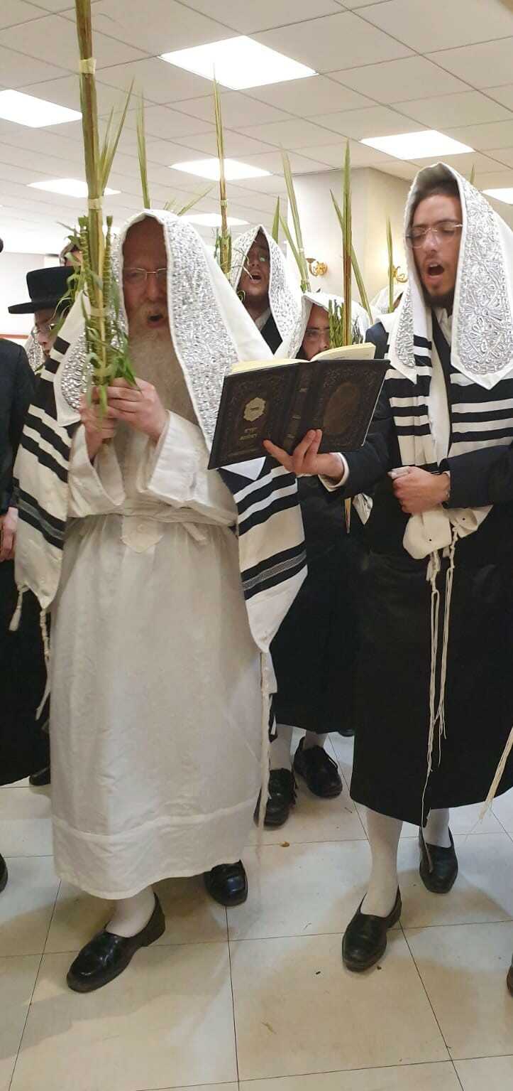 הושענא רבא ונענועים בימי חוה"מ בחצה"ק קרעטשניף