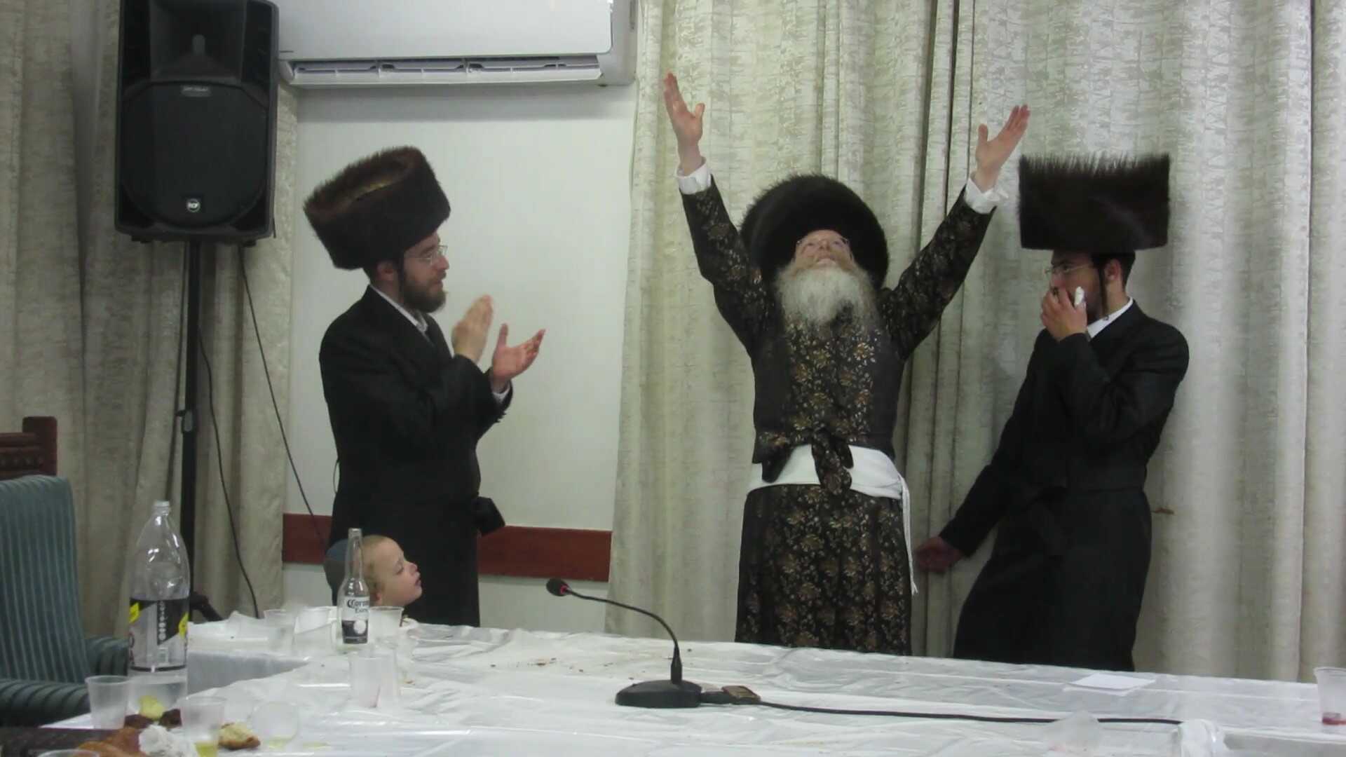 וְיוֹם טוֹב הָיָה עוֹשֶׂה בְּצֵאתוֹ בְּשָׁלוֹם מִן הַקֹּדֶשׁ • מוצאי יום הקדוש בחצה"ק קרעטשניף