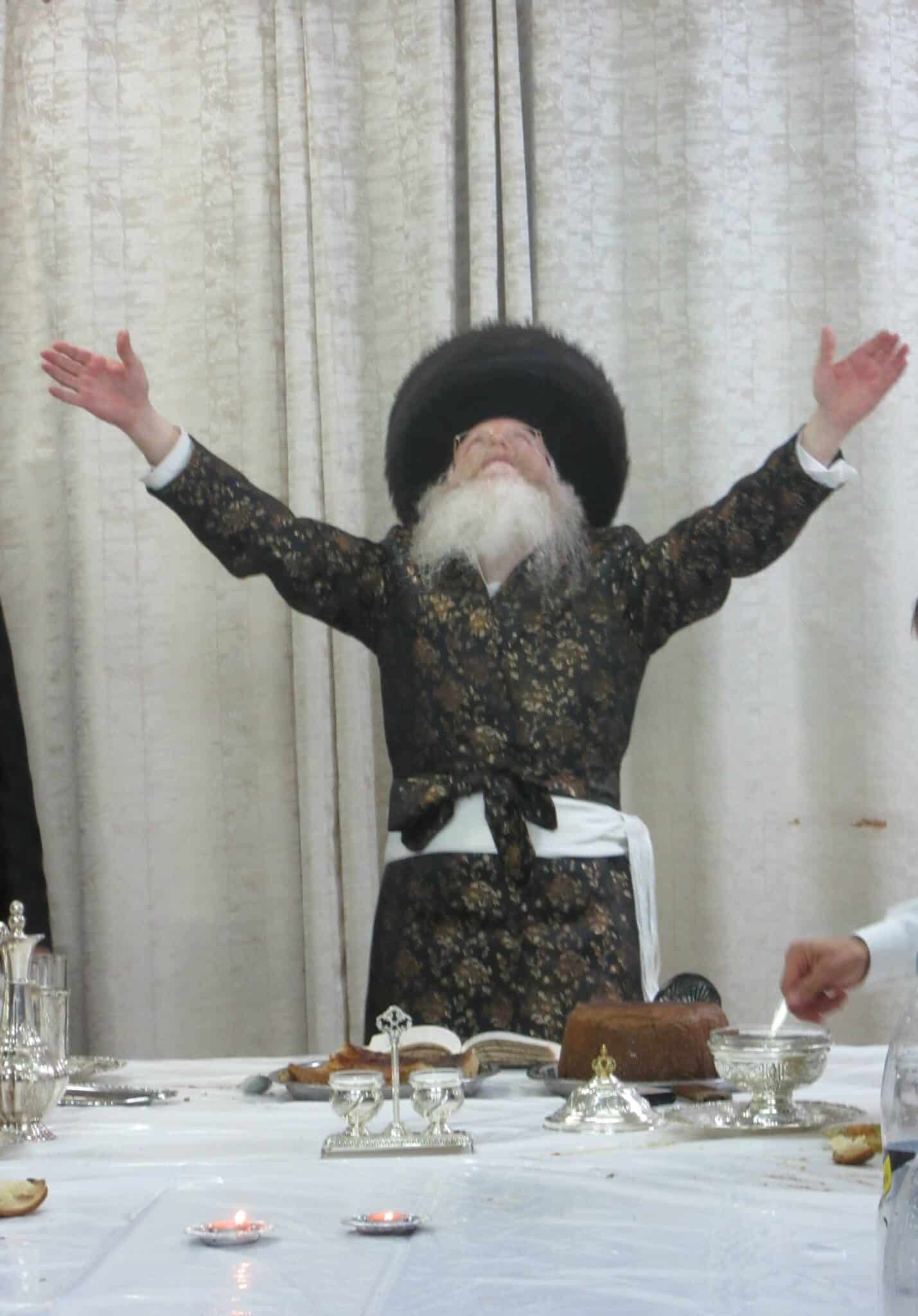 וְיוֹם טוֹב הָיָה עוֹשֶׂה בְּצֵאתוֹ בְּשָׁלוֹם מִן הַקֹּדֶשׁ • מוצאי יום הקדוש בחצה"ק קרעטשניף