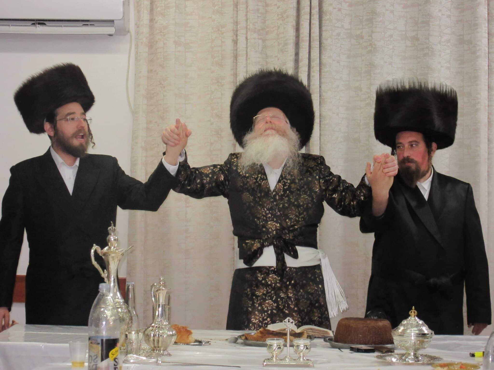 וְיוֹם טוֹב הָיָה עוֹשֶׂה בְּצֵאתוֹ בְּשָׁלוֹם מִן הַקֹּדֶשׁ • מוצאי יום הקדוש בחצה"ק קרעטשניף