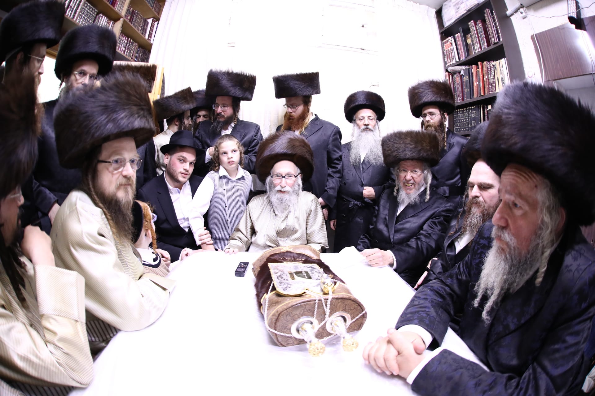 הכנסת ספר תורה לביהמ"ד 'קהל חסידי ירושלים