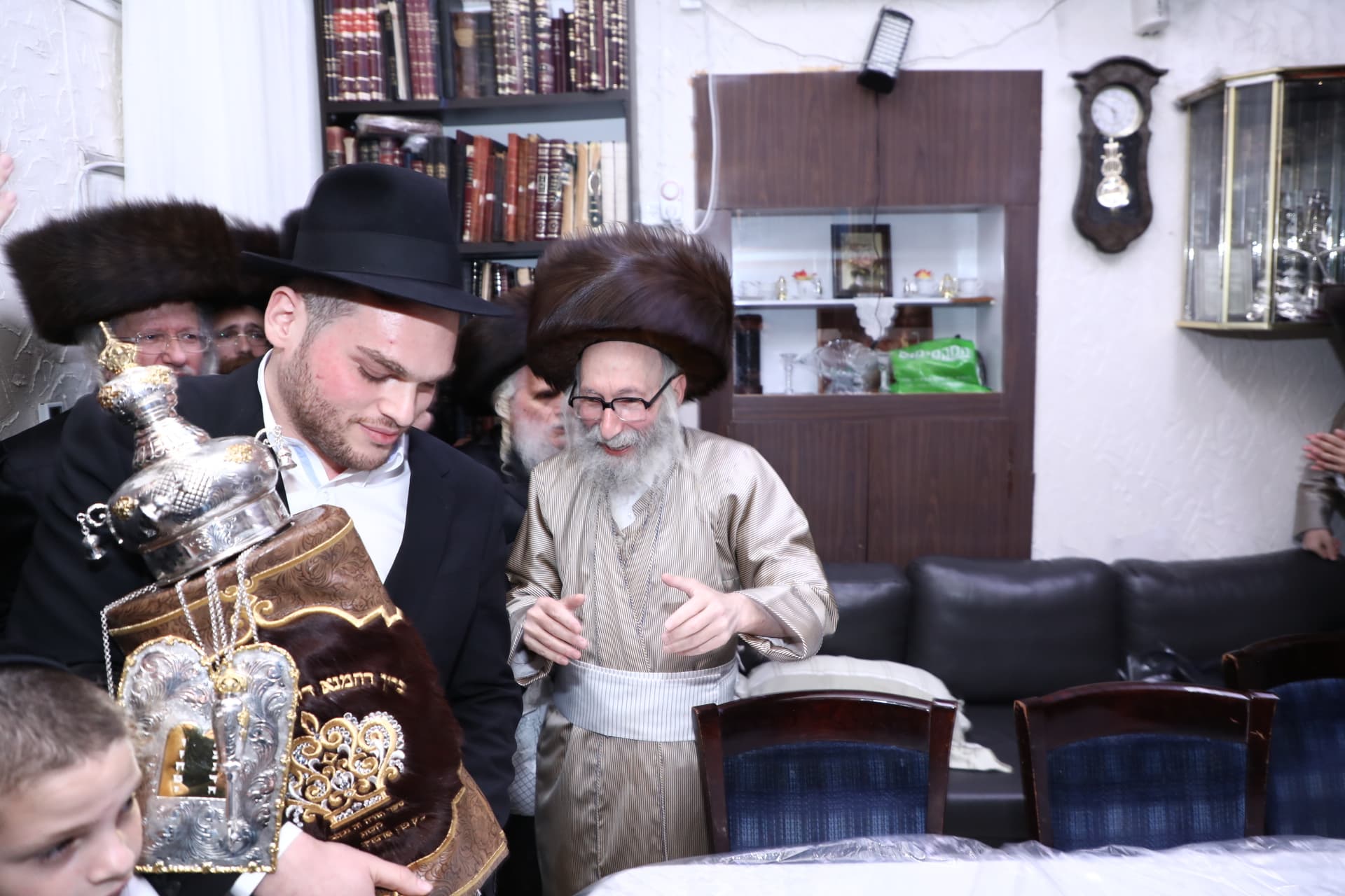 הכנסת ספר תורה לביהמ"ד 'קהל חסידי ירושלים