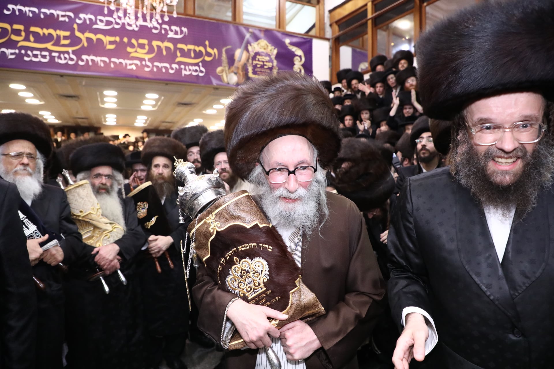 הכנסת ספר תורה לביהמ"ד 'קהל חסידי ירושלים