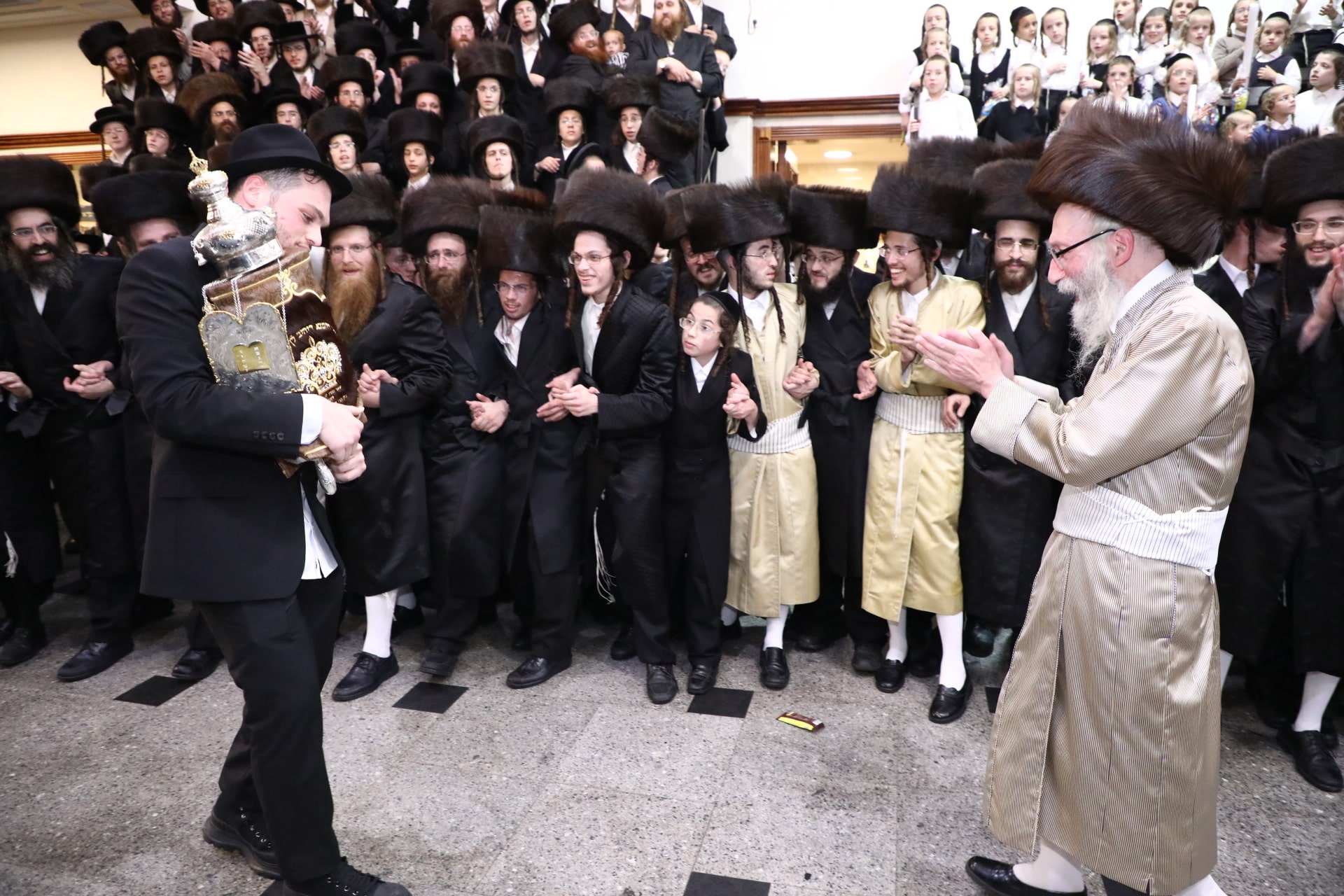 הכנסת ספר תורה לביהמ"ד 'קהל חסידי ירושלים