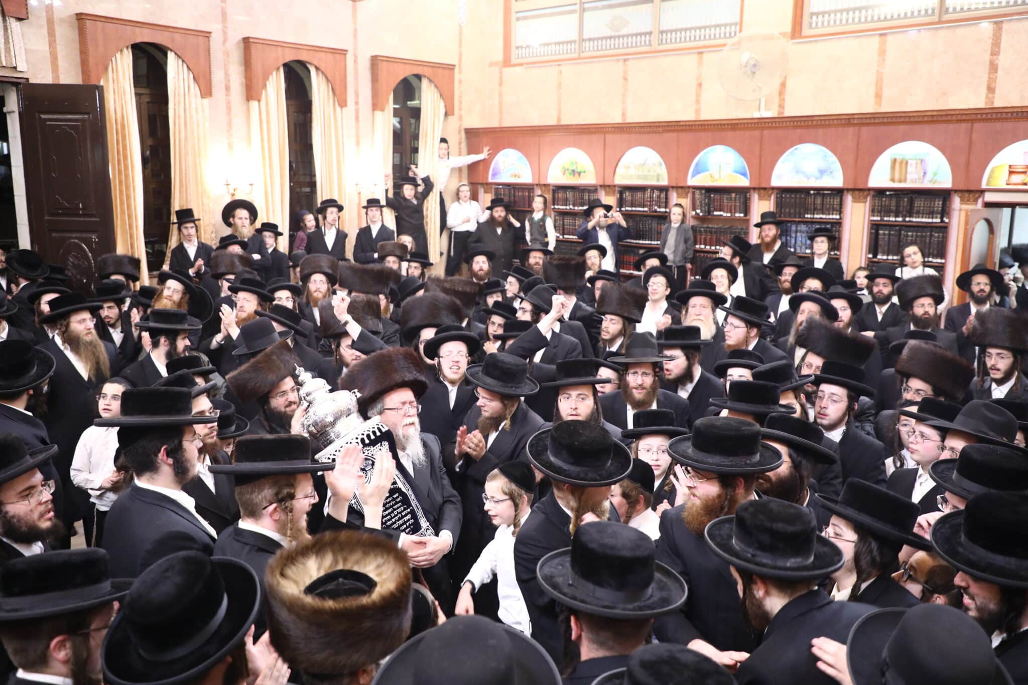 מעמד הכנסת ס"ת לביהמ"ד 'תורה ויראה' • תיעוד