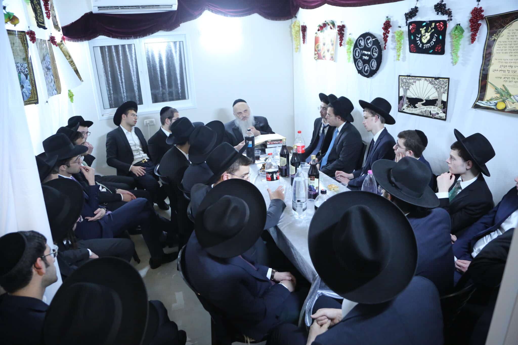 ראש הישיבה הגאון רבי חיים פיינשטיין בשיעור בסוכתו