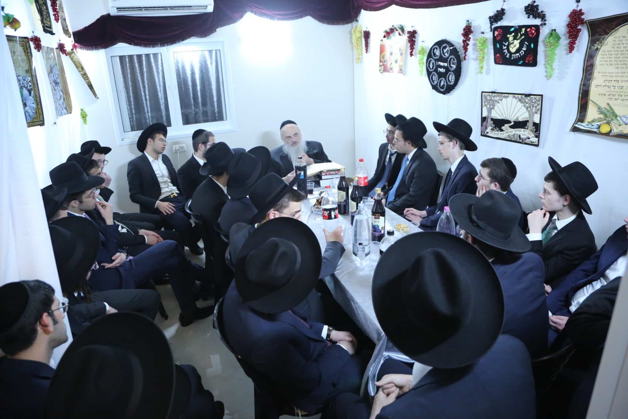 ראש הישיבה הגאון רבי חיים פיינשטיין בשיעור בסוכתו