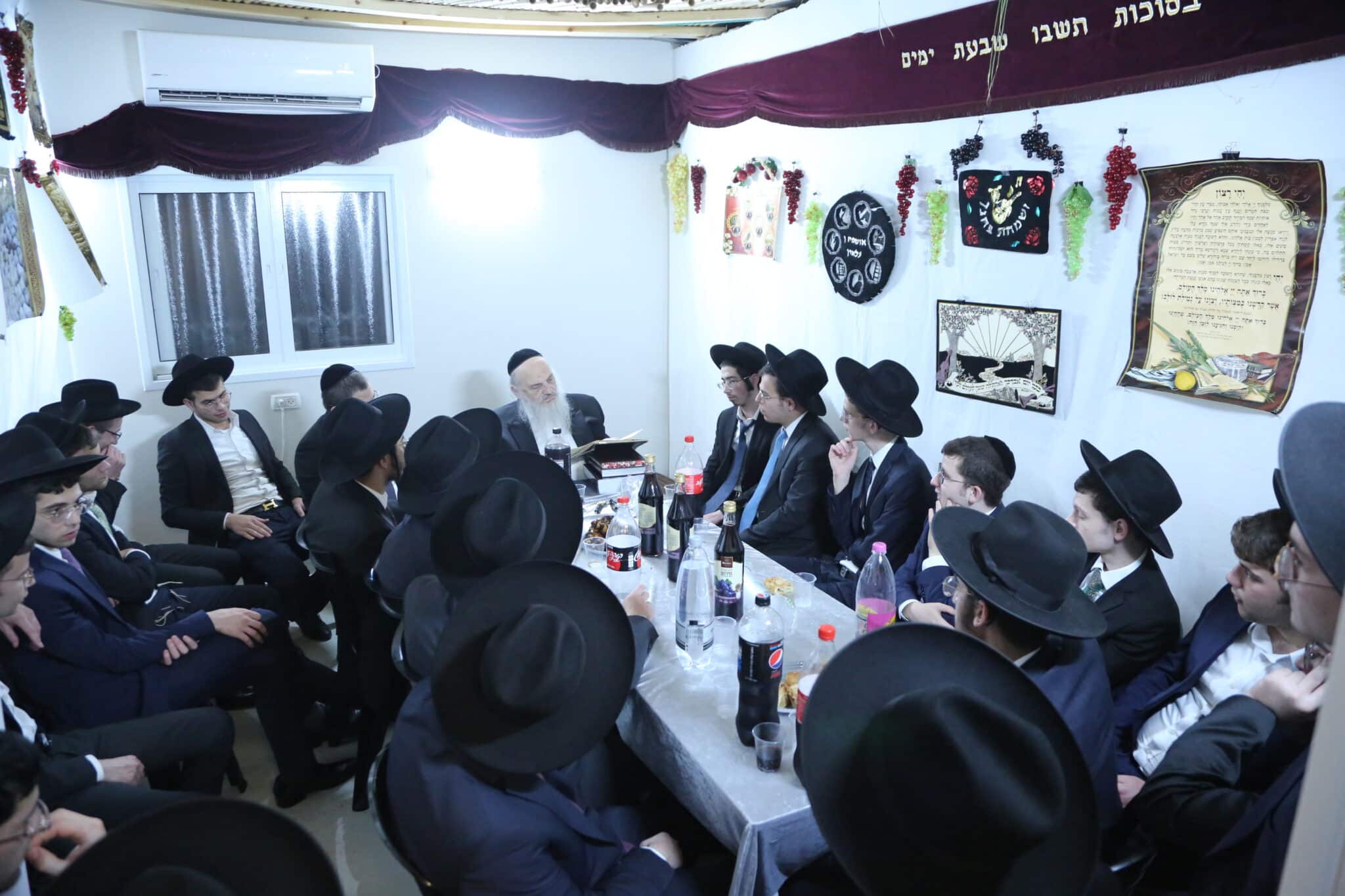 ראש הישיבה הגאון רבי חיים פיינשטיין בשיעור בסוכתו