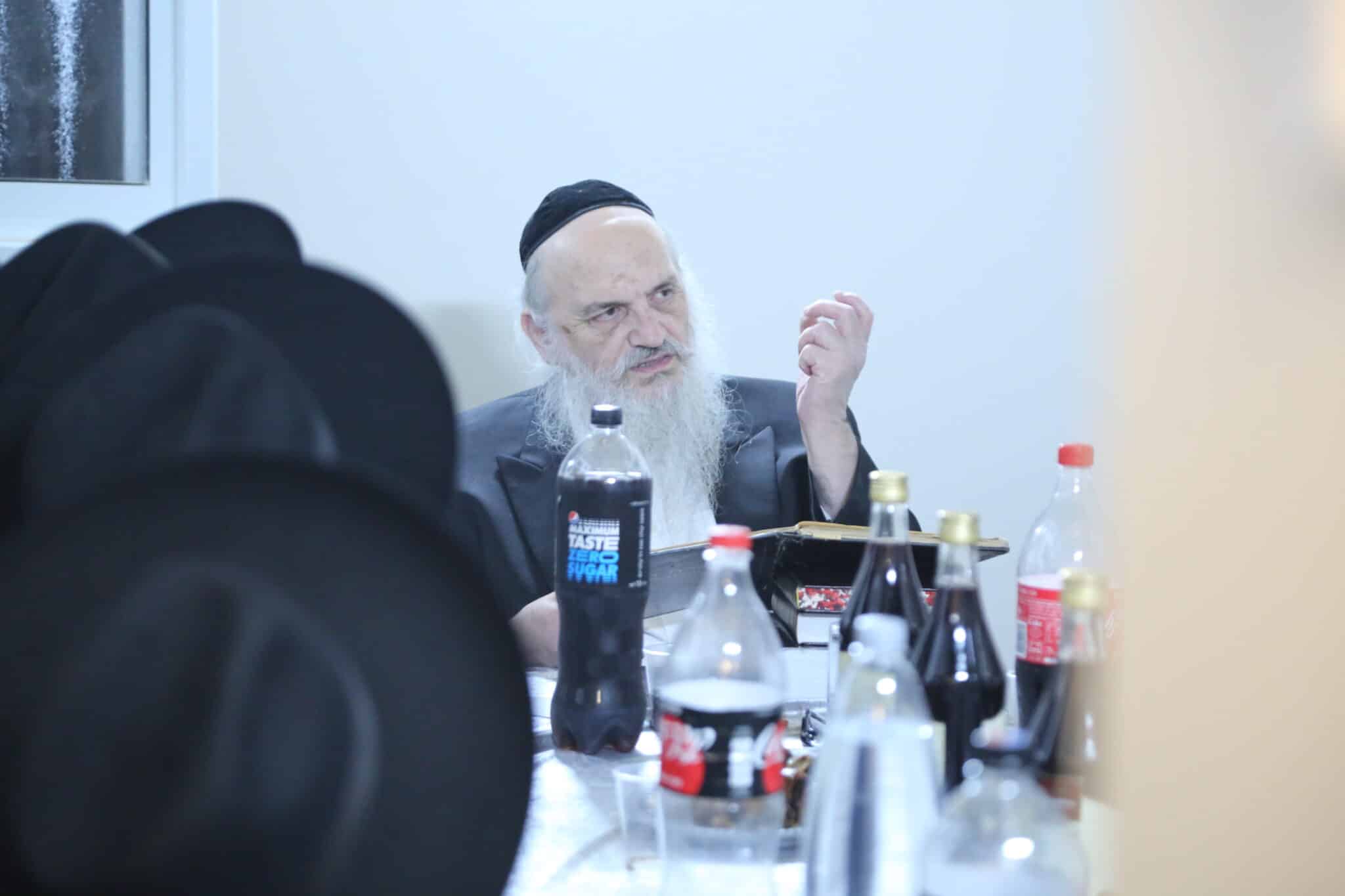 ראש הישיבה הגאון רבי חיים פיינשטיין בשיעור בסוכתו