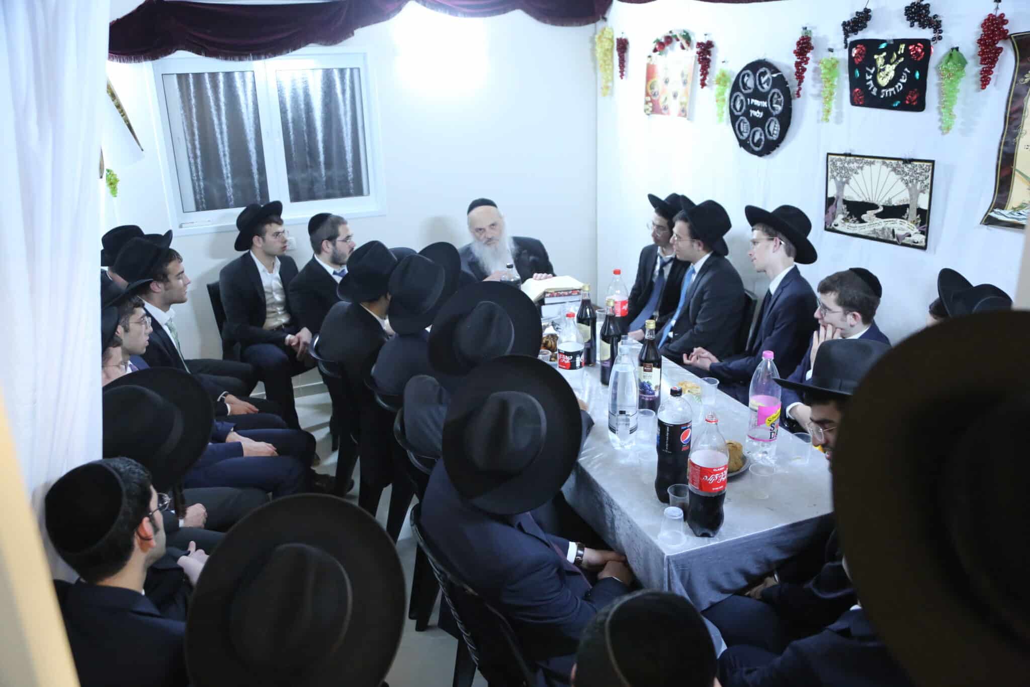 ראש הישיבה הגאון רבי חיים פיינשטיין בשיעור בסוכתו