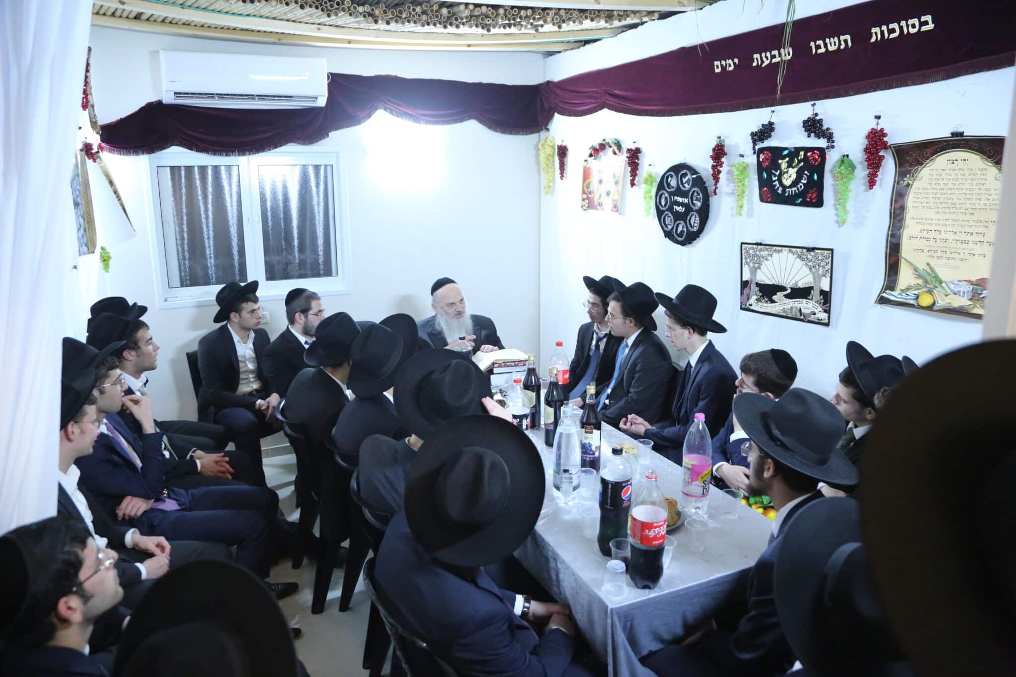 ראש הישיבה הגאון רבי חיים פיינשטיין בשיעור בסוכתו