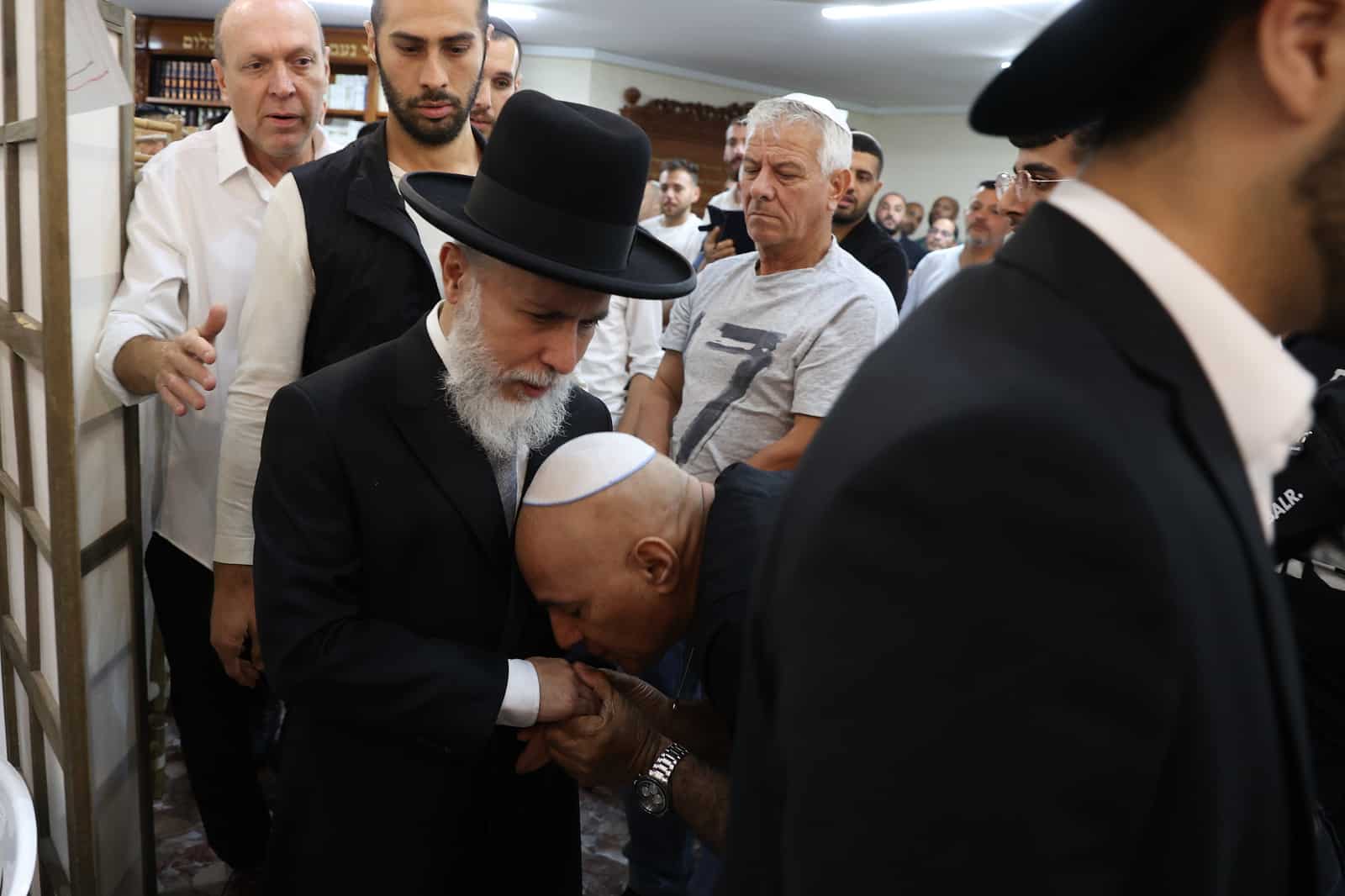 48 שעות לפני יום הכיפורים: המונים התכנסו ביהוד לחיזוק ואמירת סליחות