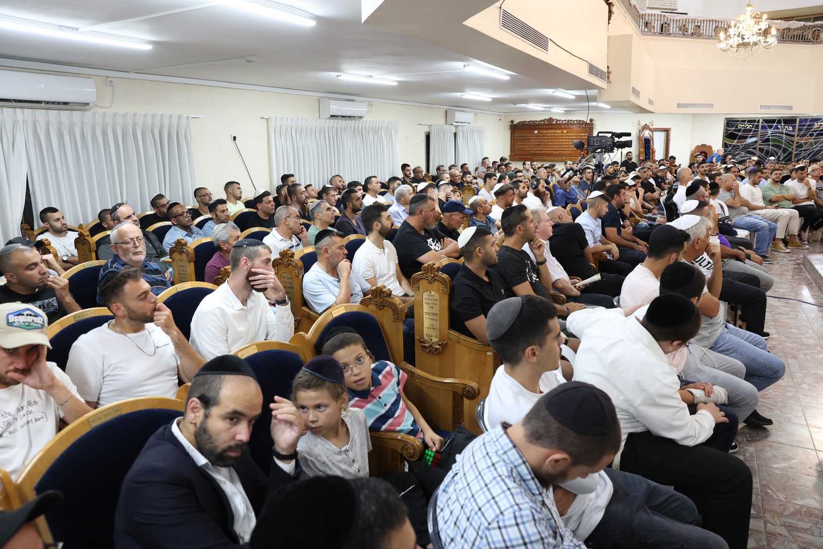 48 שעות לפני יום הכיפורים: המונים התכנסו ביהוד לחיזוק ואמירת סליחות