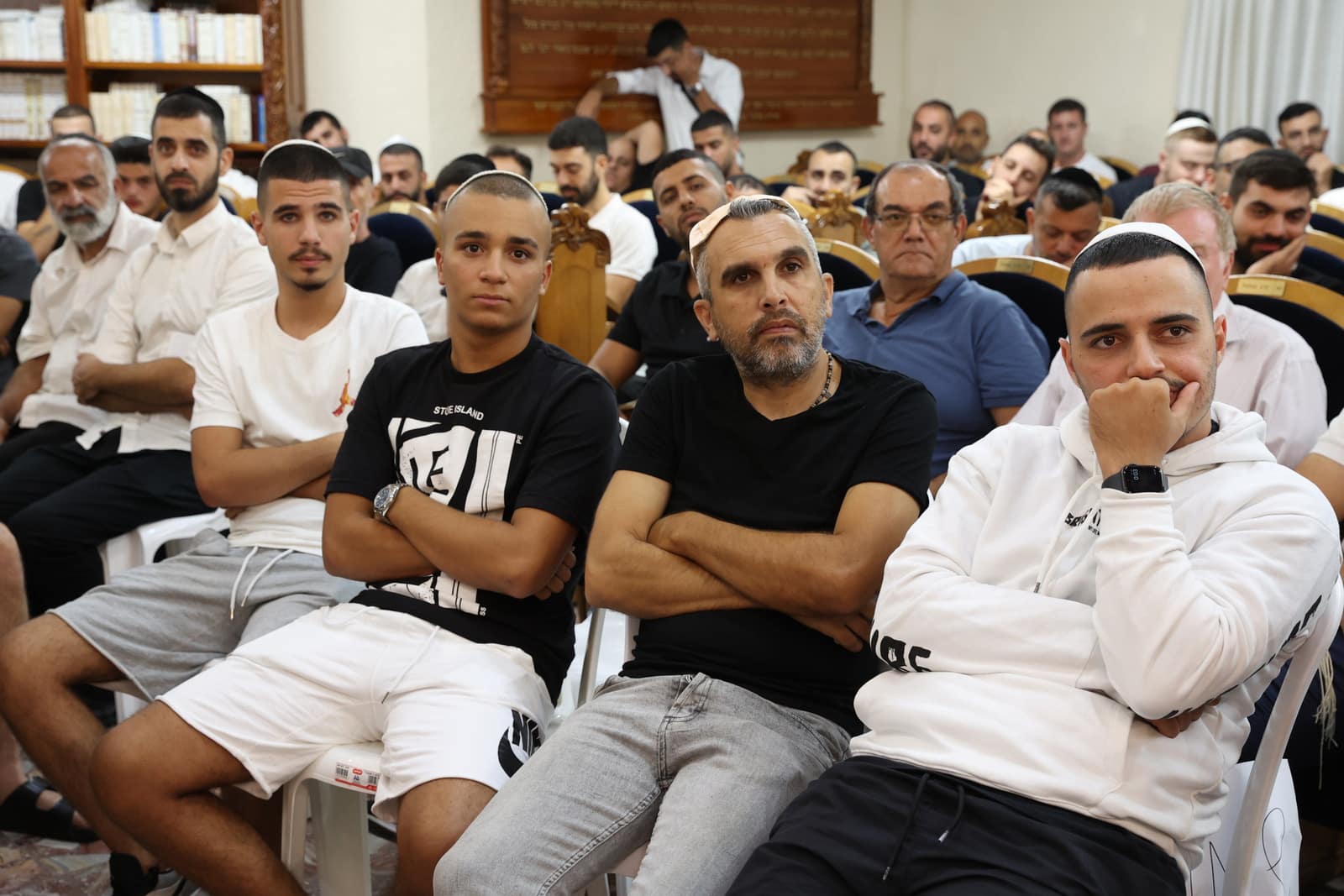 48 שעות לפני יום הכיפורים: המונים התכנסו ביהוד לחיזוק ואמירת סליחות