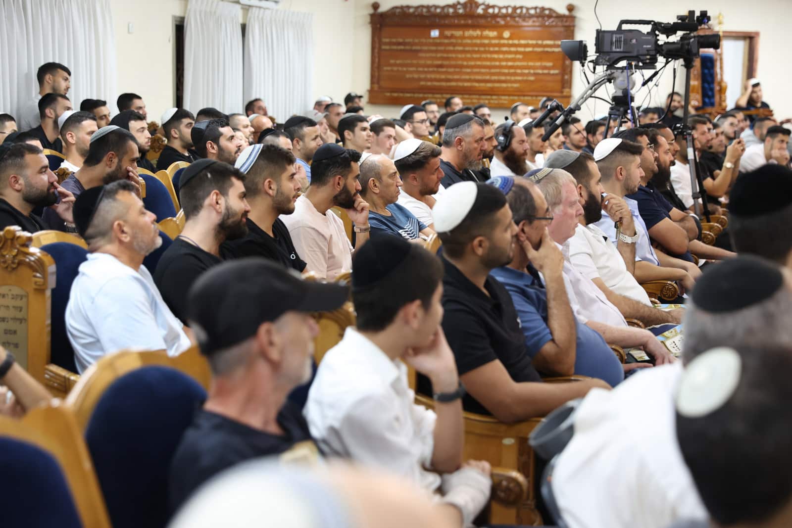 48 שעות לפני יום הכיפורים: המונים התכנסו ביהוד לחיזוק ואמירת סליחות