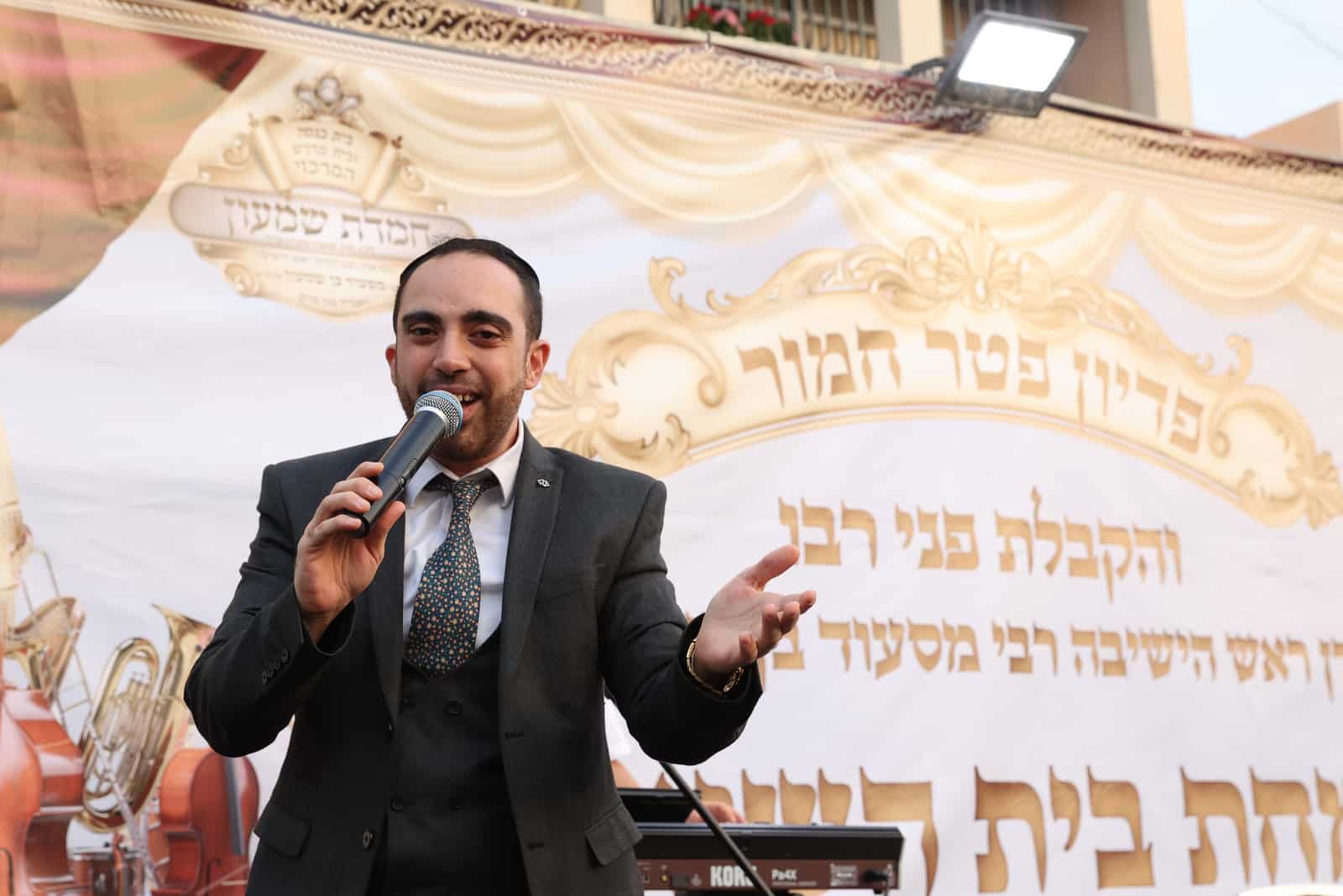 המונים במעמד פדיון פטר חמור ברחובה של העיר בני ברק