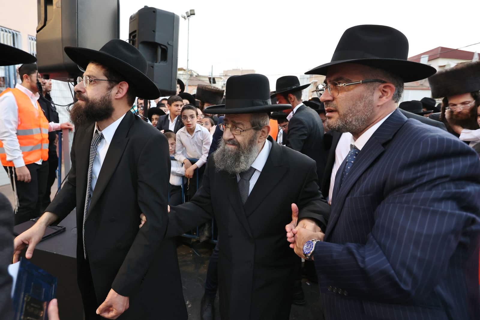 המונים במעמד פדיון פטר חמור ברחובה של העיר בני ברק