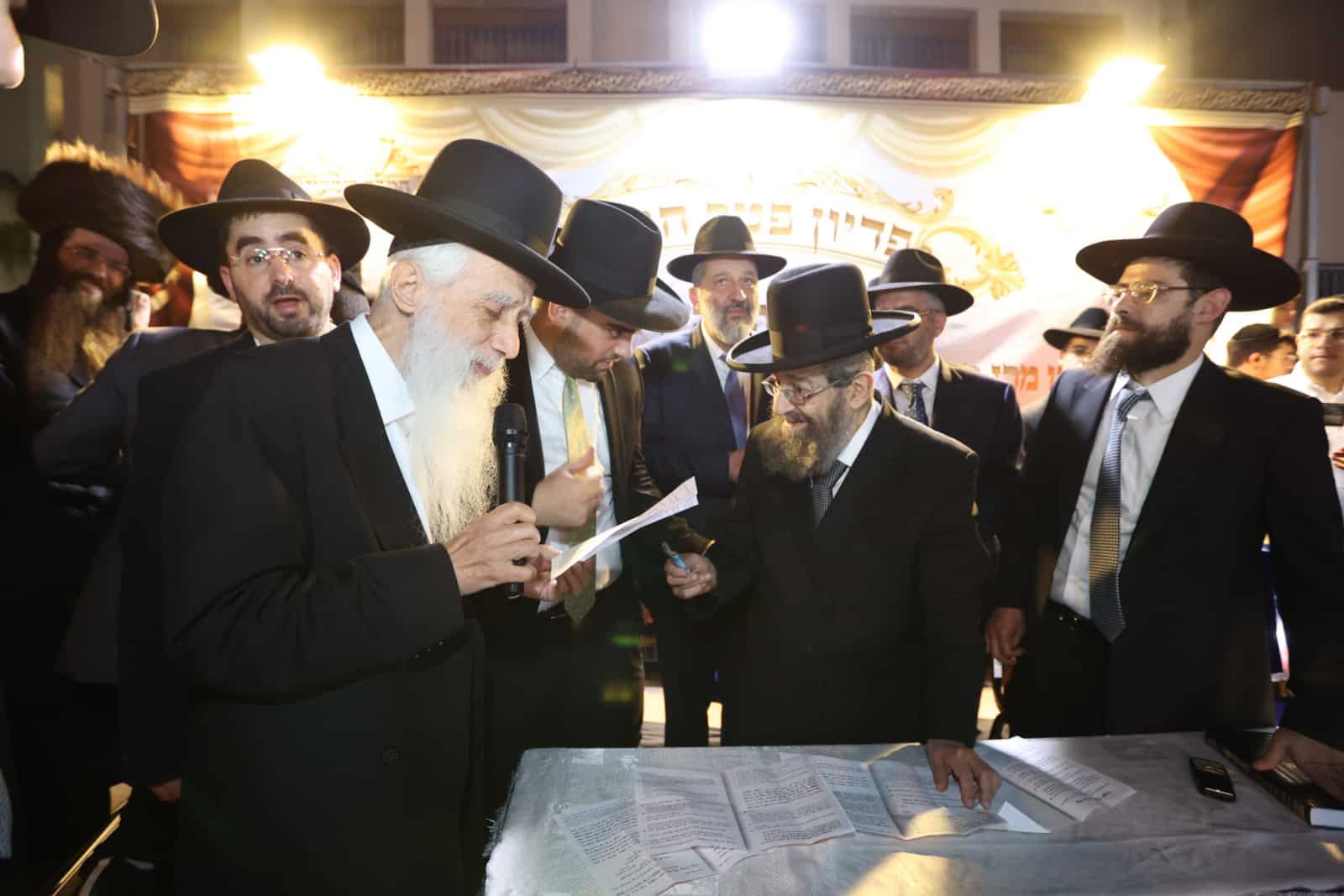 המונים במעמד פדיון פטר חמור ברחובה של העיר בני ברק