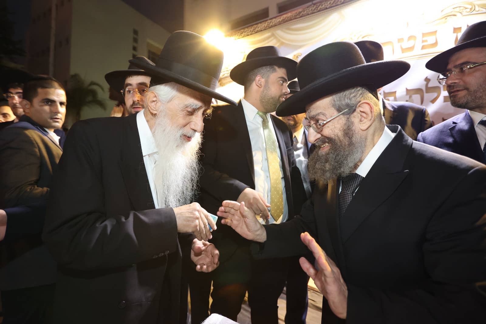 המונים במעמד פדיון פטר חמור ברחובה של העיר בני ברק