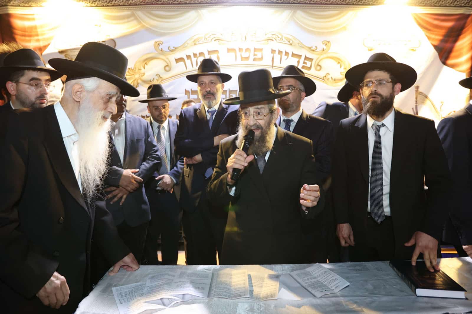 המונים במעמד פדיון פטר חמור ברחובה של העיר בני ברק