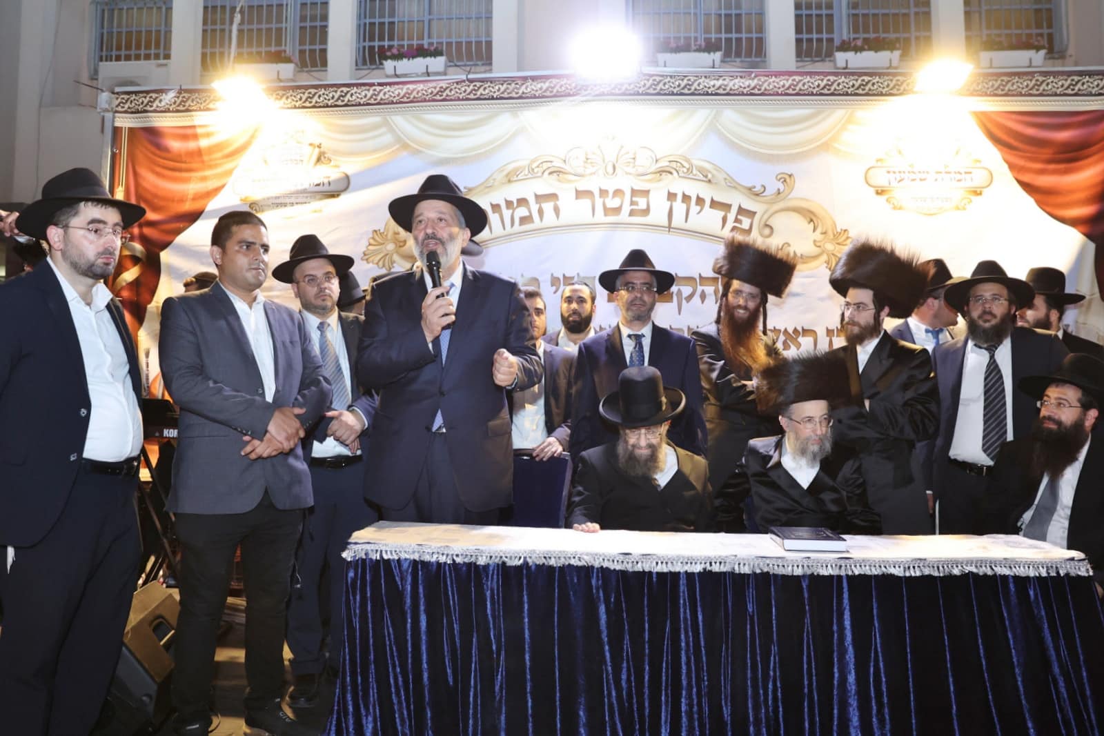 המונים במעמד פדיון פטר חמור ברחובה של העיר בני ברק