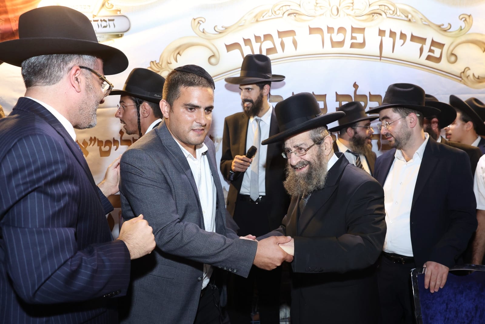 המונים במעמד פדיון פטר חמור ברחובה של העיר בני ברק