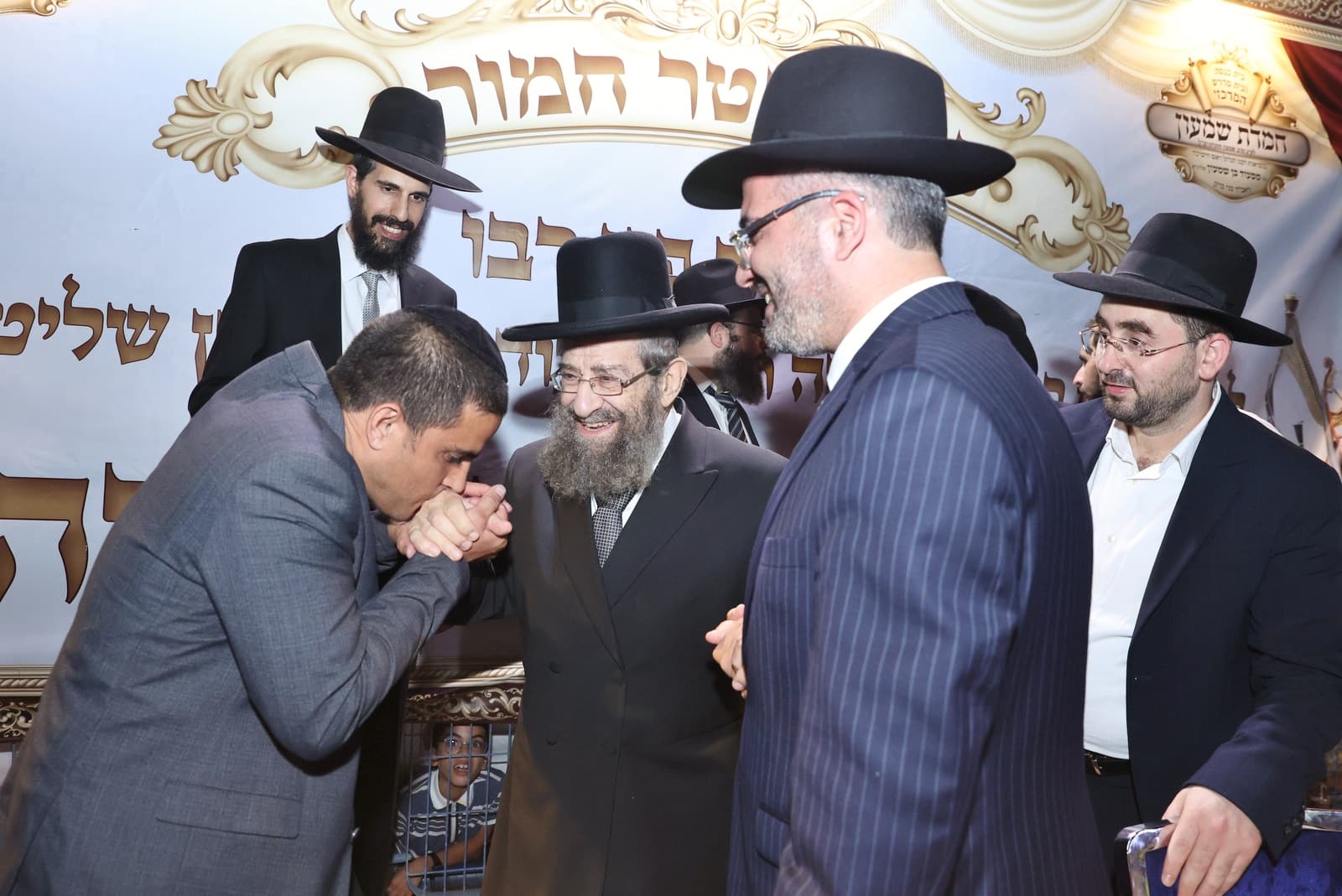 המונים במעמד פדיון פטר חמור ברחובה של העיר בני ברק