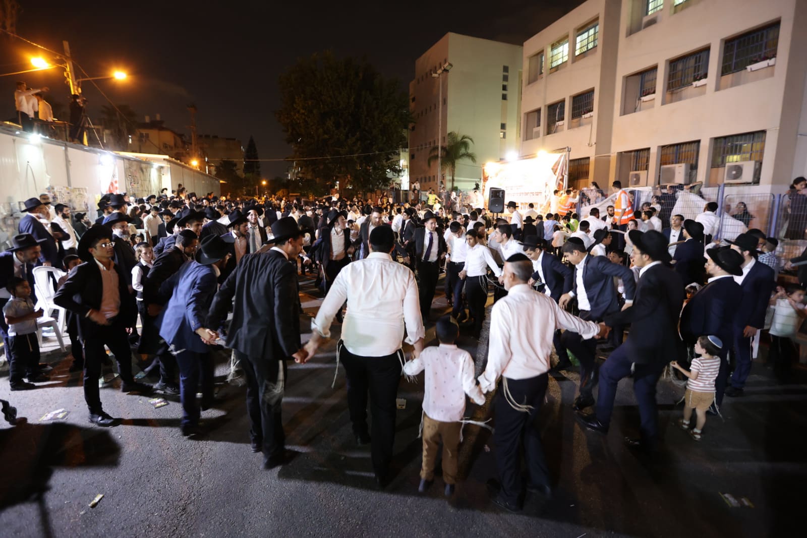 המונים במעמד פדיון פטר חמור ברחובה של העיר בני ברק