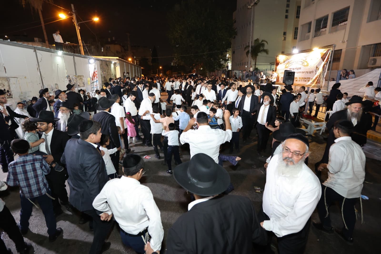 המונים במעמד פדיון פטר חמור ברחובה של העיר בני ברק