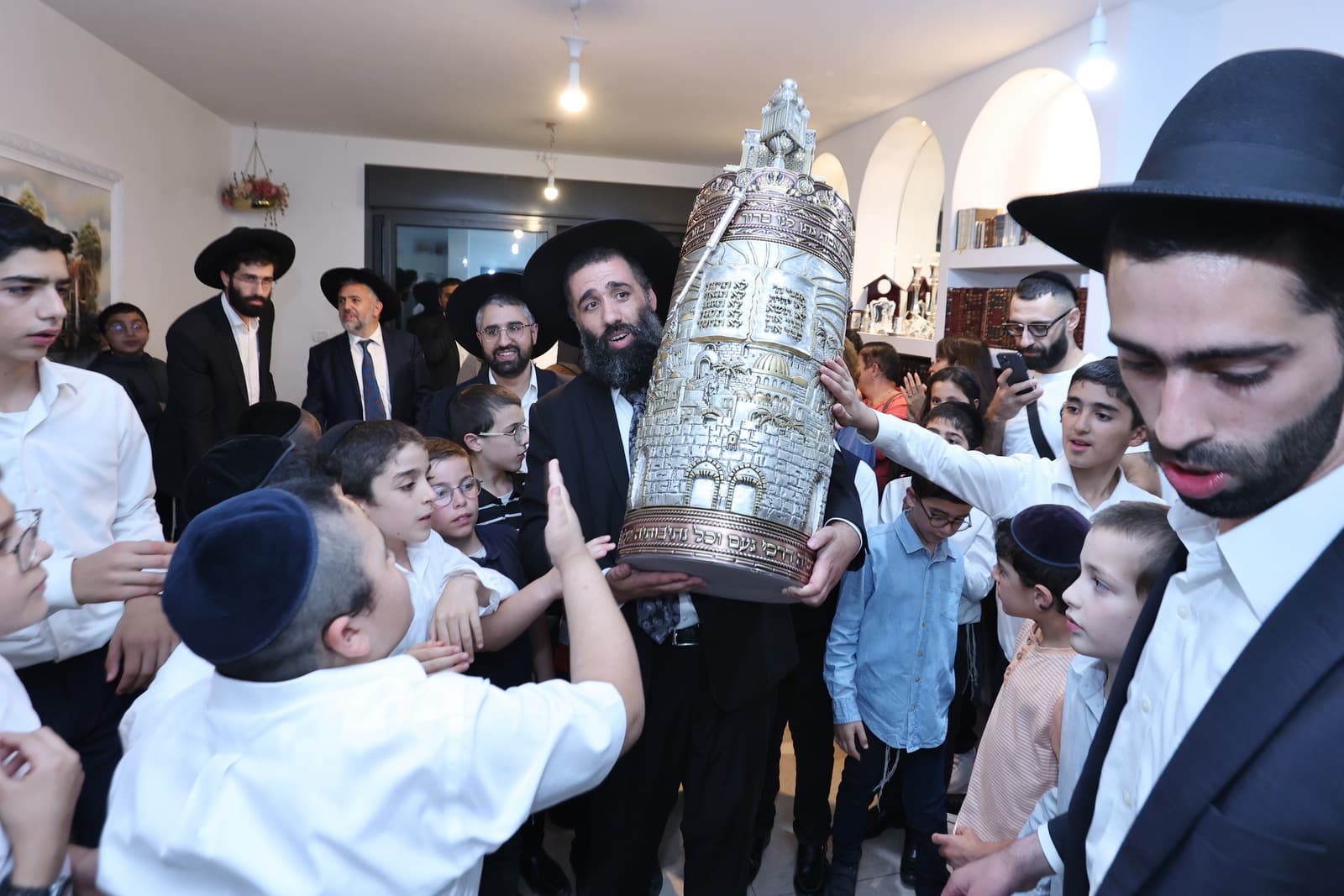 תושבי רמות פיזזו בהכנסת ספר תורה לבית הכנסת הספרדי