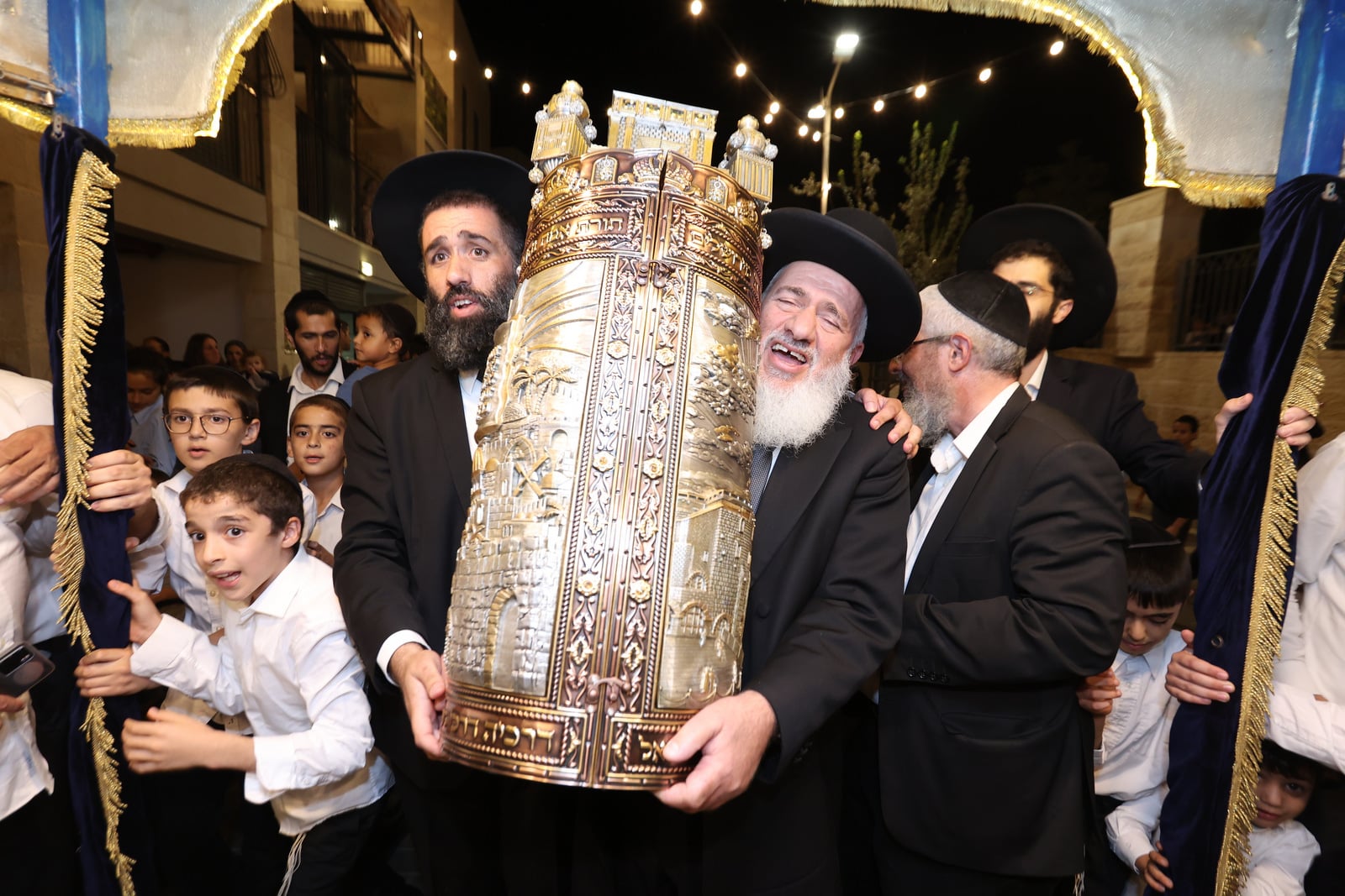 תושבי רמות פיזזו בהכנסת ספר תורה לבית הכנסת הספרדי