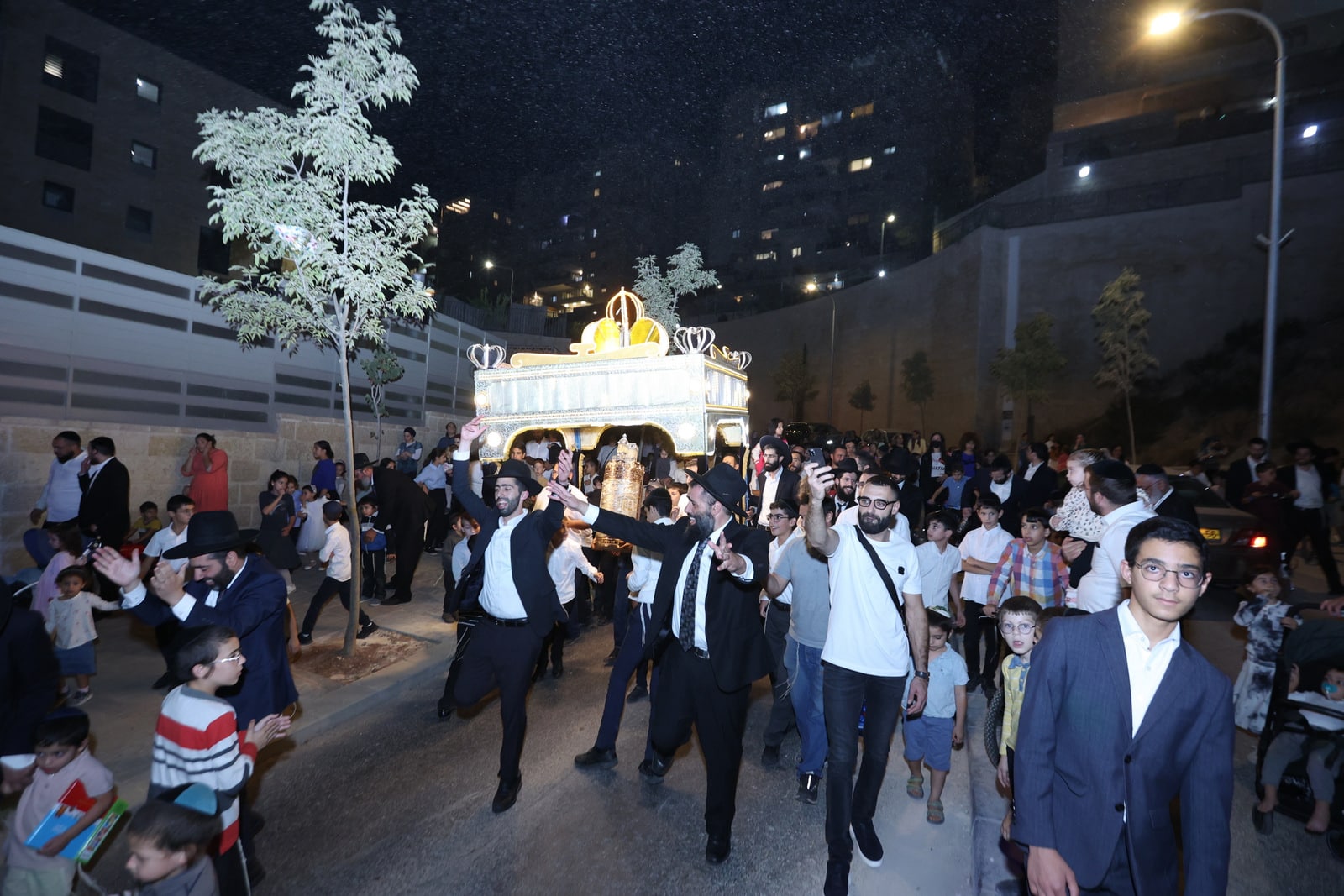 תושבי רמות פיזזו בהכנסת ספר תורה לבית הכנסת הספרדי