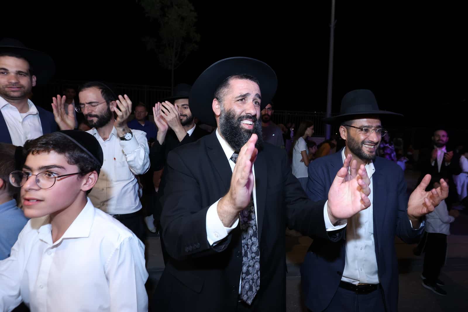 תושבי רמות פיזזו בהכנסת ספר תורה לבית הכנסת הספרדי