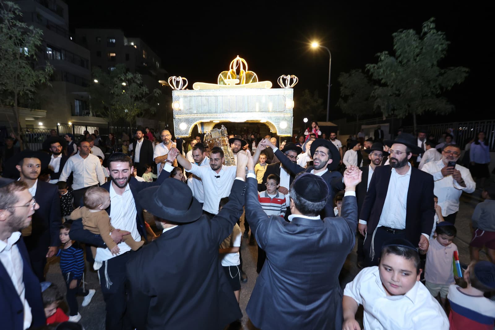 תושבי רמות פיזזו בהכנסת ספר תורה לבית הכנסת הספרדי