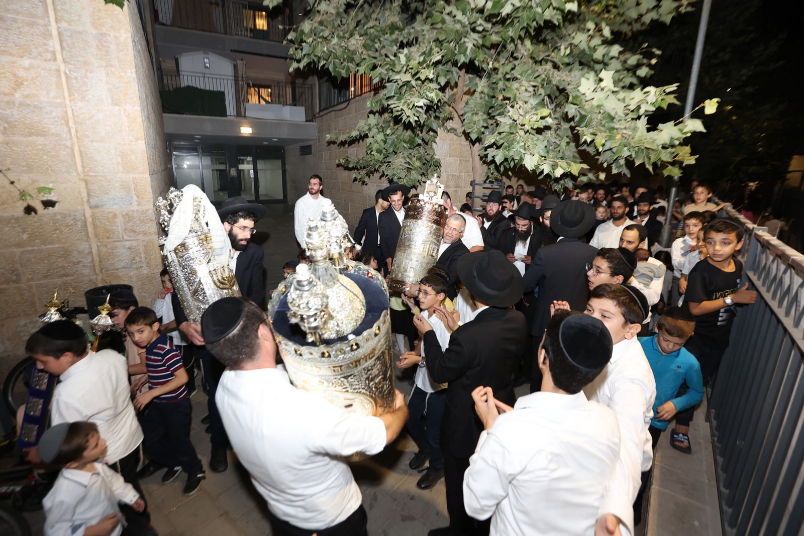 תושבי רמות פיזזו בהכנסת ספר תורה לבית הכנסת הספרדי