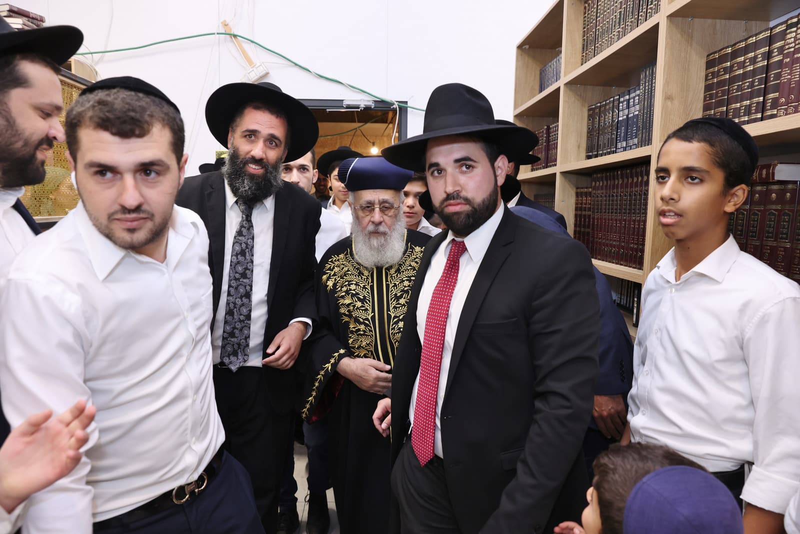 תושבי רמות פיזזו בהכנסת ספר תורה לבית הכנסת הספרדי