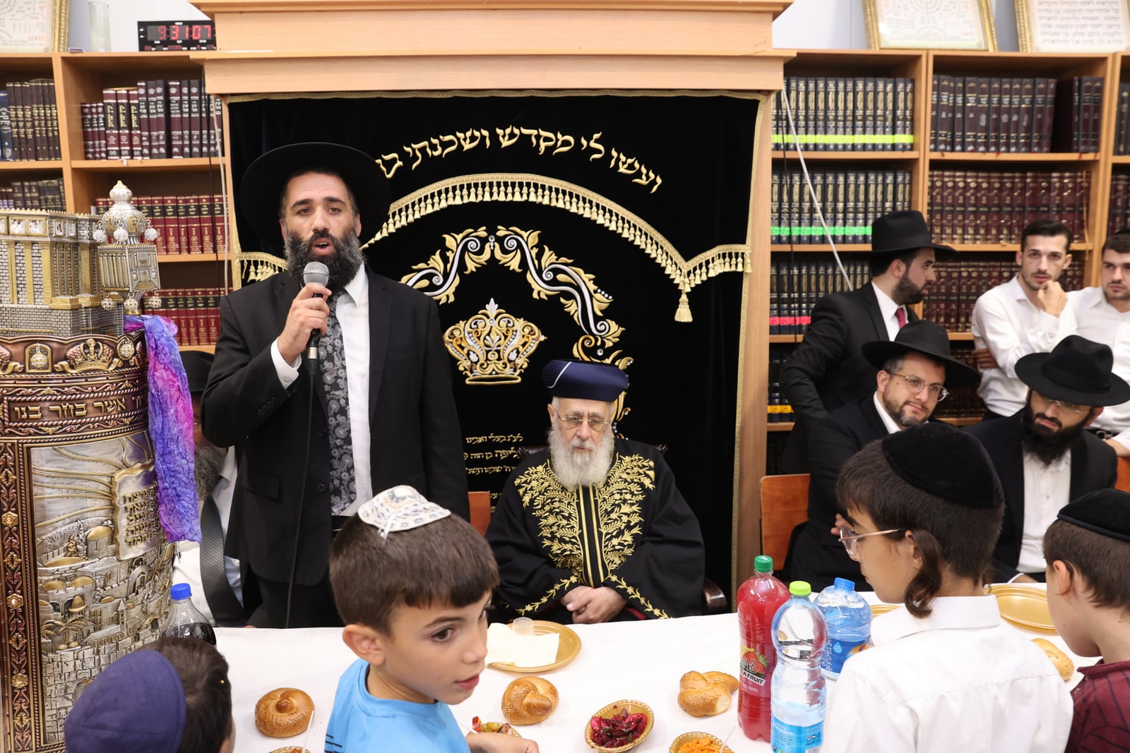 תושבי רמות פיזזו בהכנסת ספר תורה לבית הכנסת הספרדי