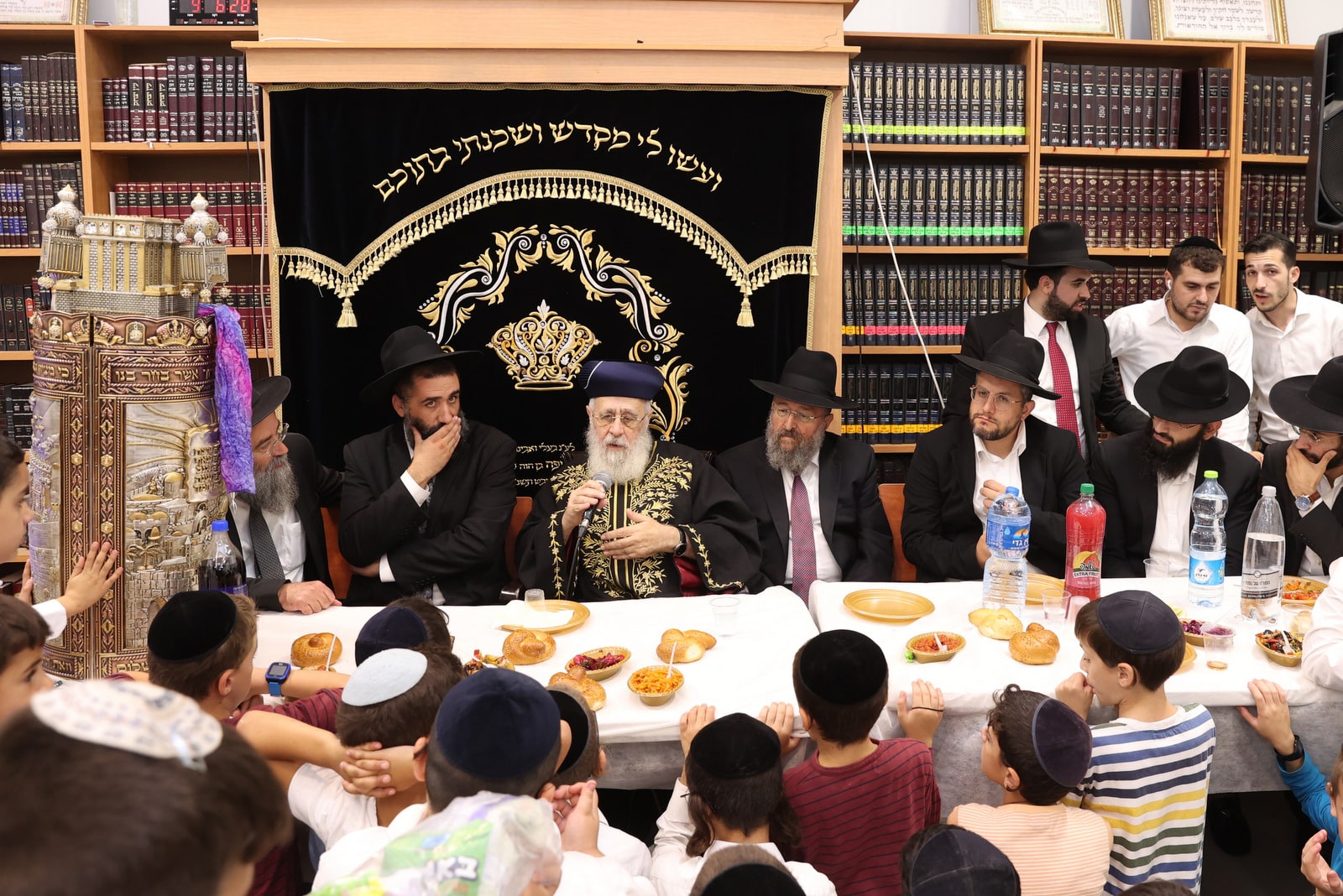 תושבי רמות פיזזו בהכנסת ספר תורה לבית הכנסת הספרדי