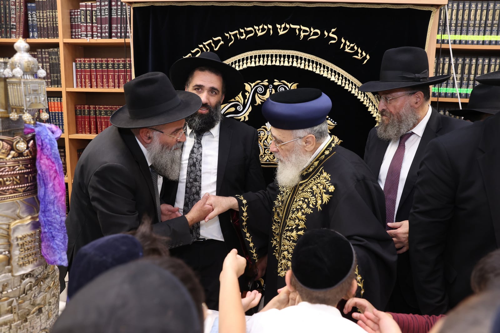 תושבי רמות פיזזו בהכנסת ספר תורה לבית הכנסת הספרדי