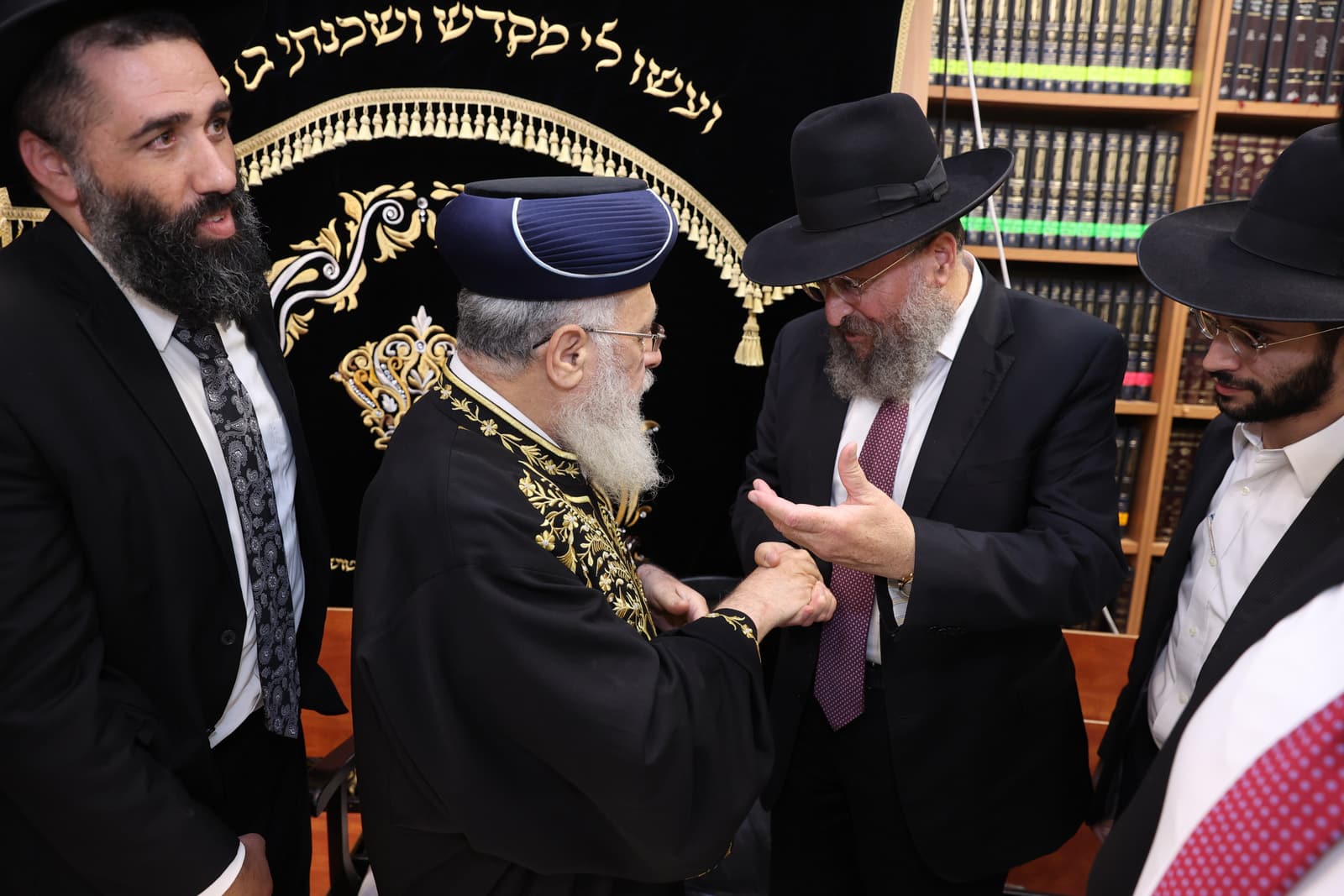 תושבי רמות פיזזו בהכנסת ספר תורה לבית הכנסת הספרדי